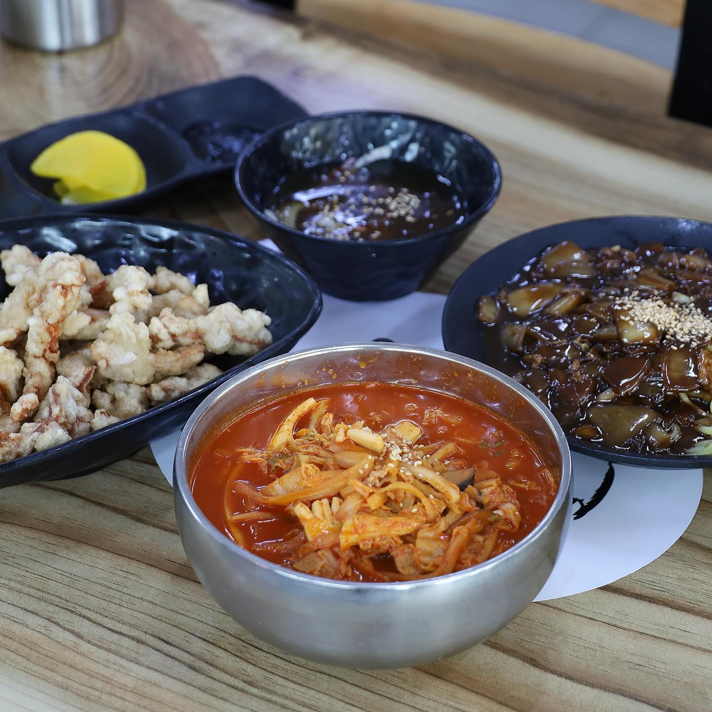 😋😋
기본에 충실한 #짜장면맛집 #짬뽕맛집
#밀양맛집 #학짬뽕

옛날 추억의 짜장면맛 그대로
가격도 정말 혜자스러운 갓성비 짜장면
한 그릇 5,000원인데 가격 더 내리는 걸 검토 중

단순히 끓이는 것이 아니라 볶아서 만드는 짬뽕
엄청 깊고 진하고 풍미 작살나는 #짬뽕맛집 
무조건 먹어야쥐

바삭하고 소스도 독특했던 #탕수육맛집
뭐가 이렇게 다 맛있냐..?
가볍게 점심 먹으러 가기에 딱 좋은 
#밀양학짬뽕 #밀양밥집 #밀양삼문동맛집 
#밀양짬뽕맛집 #밀양짬뽕 #밀양짜장면맛집 
#밀양탕수육맛집 #밀양삼문동중국집 #밀양중국집
#밀양중화요리 #밀양점심맛집 #밀양밥집