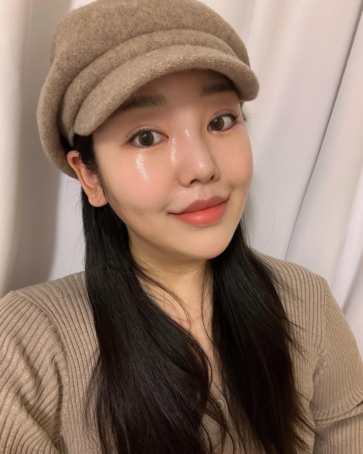 #협찬 missha.official

원래부터 사용하던 글로우스킨밤은 좋은거 알았지만
글로우스킨밤투고미스트 까지 뿌리니 그냥 매끈한 피부 완성
피부 이렇게 좋아보일 수 있나요..?✨🥹

기본 스킨케어만 하고 메이크업을 흐면 건조해서 화 장이 잘 안 먹었는데 요즘 글로우 스킨 밤을 바르고 쿠션을 하니까 아주 그냥 광채가 ✨
가방속에 글로 우 스킨 밤 투 고 미스트를 가지고 다녀서 건조 할때마다 수시로 뿌리면 건조함도 잡아주고 픽서 기능도 있어 하루종일 쵹쵹하다죠💕

#미샤 #MISSHA #글로우스킨밤 #글로우스킨밤투고미스트 #화잘먹크림 #화잘먹미스트 #촉촉픽싱미스트 #극건성입소문템 #미샤크림 #미샤스킨밤 #미샤미스트 #미샤베이스 #화잘먹템 #베이스추천 #미스트추천 #건성크림 #건성밤 #건성미스트