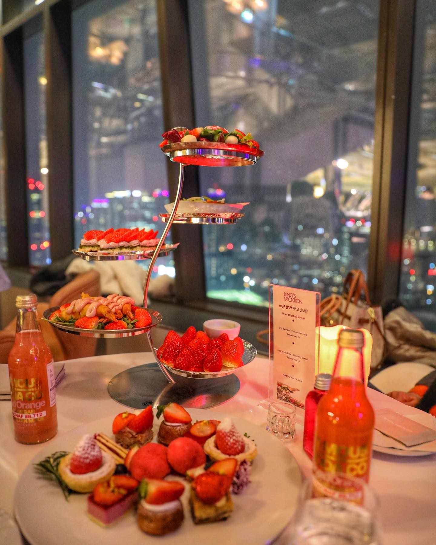 #딸기뷔페 #딸기 에 진심인 김나옴 출동했구요🍓
딸기음식도 맛있는데 사이드인 떡볶이 짬뽕 스테이크까지도 왤케 맛있냐구😝
거기에 #딸기맛집 인줄알았는데. . 여긴#뷰맛집 이었다
#야경 까지 분위기 진짜 무엇❣️
여기정말 강추인데 오늘 겟 하시면 정말 저렴하게다녀오실수있어서 소개해드려용

🍓 판매기간 : 1/9 ~ 1/14 Grip 

🍓 상시 가격 20% 할인‼️
 • 주중(일~목)2인 딸기타워 89,400원
 • 주말(금,토)1인 딸기뷔페 55,200원

🍓 라이브 방송 가격 30% 할인‼️
 • 주중(일~목)2인 딸기타워 77,600원
 • 주말(금,토)1인 딸기뷔페 46,300원

지금 당장 구매하면 상시 가격으로 구매하는거지만‼️

🌟목요일 저녁 6시🌟에 1시간동안 라이브 다시보기 진행이라 30% 할인되는 라이브 가격 오픈 예정이예요🫶🏻

그 때 구매하시면 더~ 저렴하답니당🤭
30프로! ! ! 
꼭 오늘 저녁6시에 겟 하세용🍓🍓🍓🍓🍓🍓
해시태그는

grip_app_official
#여기가보show
#서울드래곤시티
#19금딸기뷔페