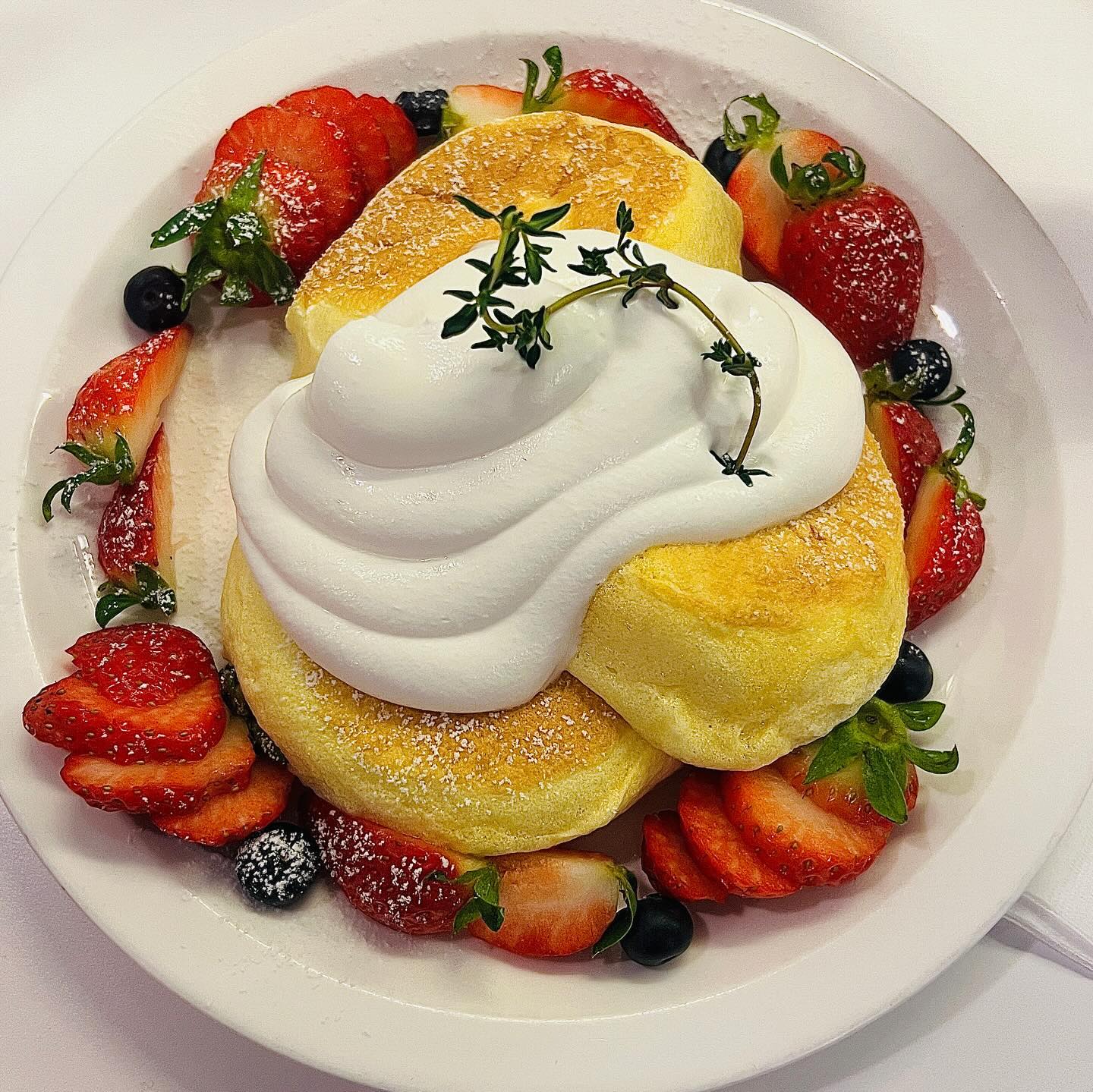 샤로수길 수플레맛집 #오후의과일 

수플레 반죽 불판이 쉬질 않는 곳!!!
방문하는 모든 분들이 수플레를 드시는 오후의과일

아주 맛있습니다.. 수플레 익기가 남달라요
진짜 카스테라 부드러움x100배
반죽 자체에서 계란 맛도 많이나고,
특히 딸기수플레 주문하면 딸기도 아낌없이 주셔요

샤로수길 디저트 맛집으로 적극추천!!

📍오후의과일
봉천동 1599-4

🕐운영시간
매일 11:00-22:00
매주 화요일 휴무

💲주문
크림라떼 6,000원
히비스커스티 5,000원
딸기수플레팬케이크 15,500원

📞02-877-5700, 🐶반려동물동반 가능

#샤로수길 #샤로수길카페 #샤로수길맛집 #샤로수길데이트
#샤로수길디저트 #서울대입구역 #서울대입구역카페