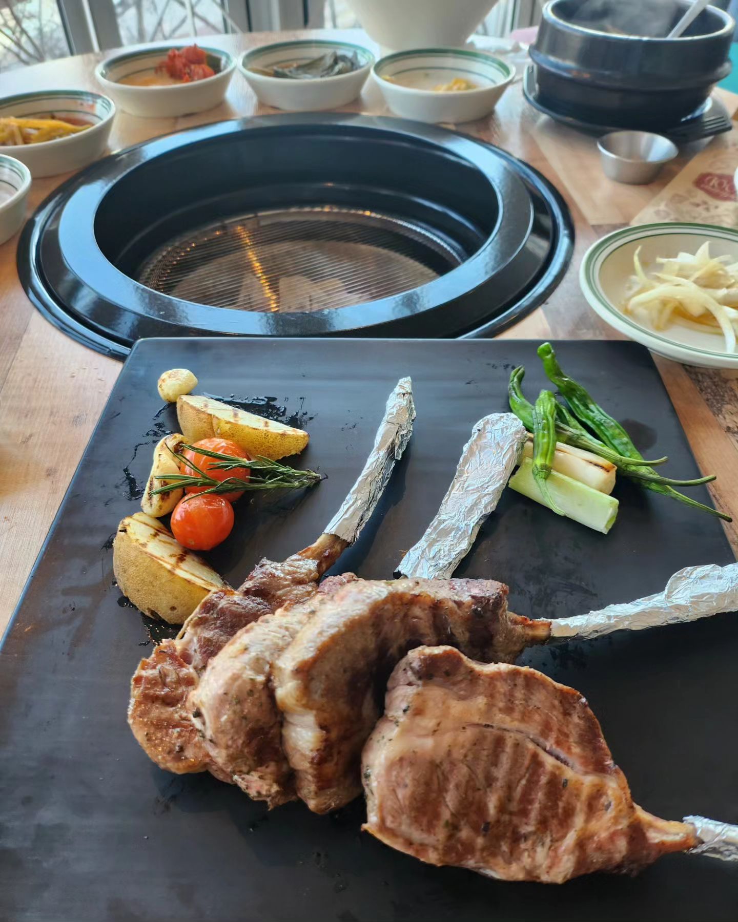 .
광안리 뷰맛집 양갈비가 맛있는 
아오라벤에서 점심한끼했어요. 🥩
ㆍ
저녁에 가서 양갈비랑 
한잔하고 싶은곳이네요. 
인테리어도 고급스럽고 
직원분도 어찌나 친절하시던지 ㅋㅋ 
ㆍ
직접 만든 밑반찬들이 내 입에 
딱 맞더라고요.👍 양갈비도 먹고 한우된장찌개와 
비빔모밀도 시켰어요. 
양갈비는 소고기처럼 
적당히 익으면 드시면 됩니다. 
ㆍ
잡내도 없고 소고기처럼 
살살녹더라고요.🍭 양갈비는 초벌해서 오기 때문에 
숯불에 살짝 더 익혀주면 
바로 먹을수 있어요. 
구워주시고 다 잘라주는데 
양갈비는 또 뜯는 맛이 있어서 
맛나게 뜯어 먹었어요.
ㆍ
연말모임이나 회식, 데이트하기 좋은 
광안리 아오라벤이였습니다.
🍲🍲🍲
.
#광안리맛집#광안리고기집#수영구맛집#수영구고기집#민락동맛집#광안리맛집추천#부산토마호크#부산맛집#부산고기집#부산민락동고기집#광안리데이트#광안리가볼만한곳#광안리현지인맛집#부산가볼만한곳#아오라벤