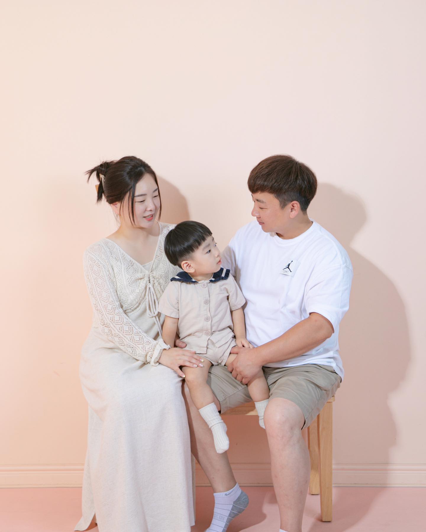 오랜만에 가족사진 🤍
넘 예쁘게 잘 나와서 안올릴수 없었던 사진들 !
하나하나 수정사항 및 요구사항 다 들어주시며 보정했더니 
다른인물이 탄생한거같은 ….🩷 
우리거누가 원래 웃음이 많은데 자다 깬데다가 낯설어서 그런지 
활짝 웃지는 못했지만 이또한 만족한당 😍😍
다음에는 좀 활짝 웃어됴 🥲💛💛 넌 웃는게 이쁘단말야 😁😁

#송도사진관 #바리스냅 #가족사진 #생후25개월