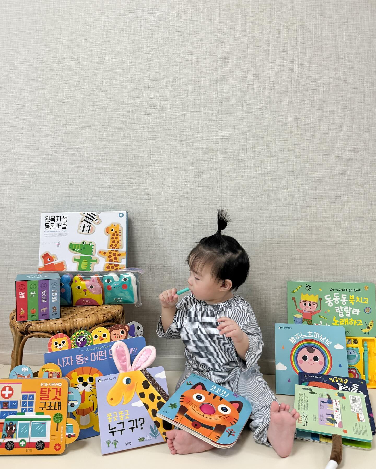 #협찬 

블루래빗 오감발달 첫 놀잇감 

소전집으로 구성되어 가성비좋은 아기전집
오감발달 첫 놀잇감은 아기의 뇌 발달에 
쉽고 재밌는 놀이를 통해 오감을 자극하여 
뇌발달을 도와주어요 💙

후각, 시각, 촉각, 청각, 미각까지 
뇌발달과 창의력이 쑥쑥 자라나는데요 
11개의 구성으로 만지고 듣고 
다양한 호기심을 가질 수 있는 놀잇감으로
가득채워져 하루가 즐거워지는거 같아요 

뉴뉴는 요즘 동동동북치고 랄랄라 노래하고
북채를 가지고 노는걸 좋아한답니닷 🩵

🏷️ thank you bluerabbit_official_korea

#블루래빗 #블루래빗토이북 #블루래빗전집 #블루래빗소전집 #오감발달 #오감발달놀이 #블루래빗오감발달 #아기전집
