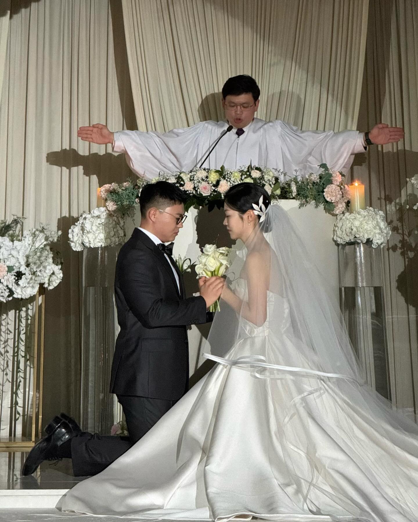 많은 분들의 사랑과 축복, 축하와 기도로 결혼식을 잘 마쳤습니다.
너무 많은 분들이 와주셔서 진짜 진짜 행복했어요!!💖💖
와주시고 마음 나눠주신 많은 분들 감사합니다
살면서 여러모양으로 갚아나가겠습니다😊🫶

#결혼