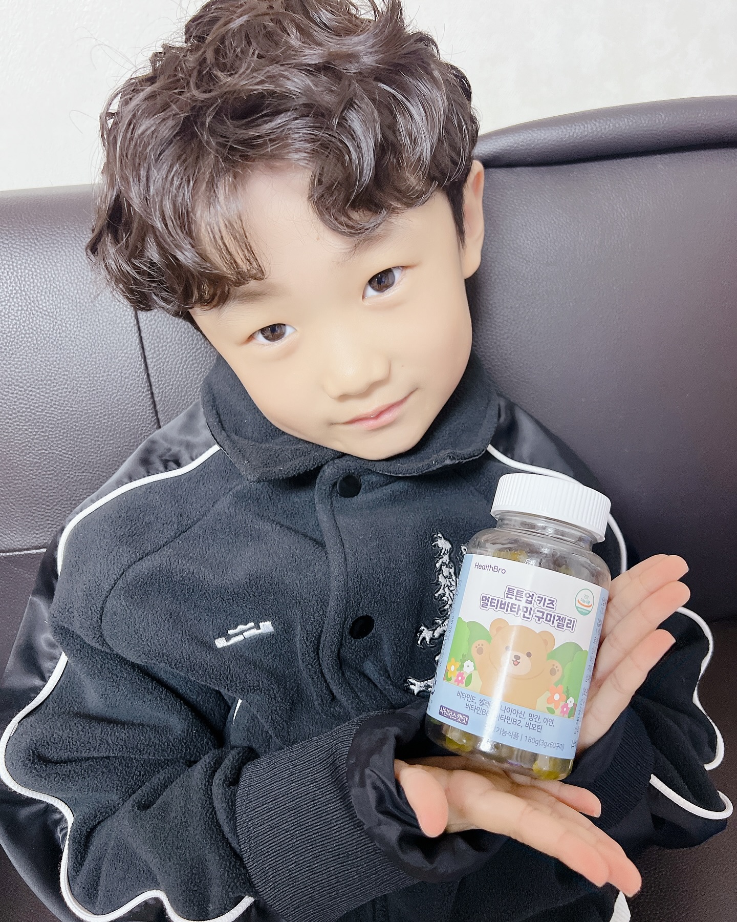 #협찬 믿을 수 있는 국내 제조사에서 만든 멀티비타민
어린이 맞춤 8가지 영양소로 영양제 여러개 안챙겨도 하루에 2알씩이지만 연령대에 따라 갯수 조절해서 먹어주면 되고 찌우는 하루 2개씩 젤리대신 먹이는데 너무 맛있다고 좋아함🍯

먹어보니 너무 맛있어서 사무실에서 먹을 멀티비타민은 따로 한통 쟁이고 찌우에게 양보하기로😊

아이들은 물론 어른들도 간식대신 먹어주면 좋을 것 같고 말랑말랑 귀여운 곰돌이가 필수 영양소를 다 채워주니 든든! 
맛있다고 2개이상 찾을 수 있지만 하루 2개만 먹자💚