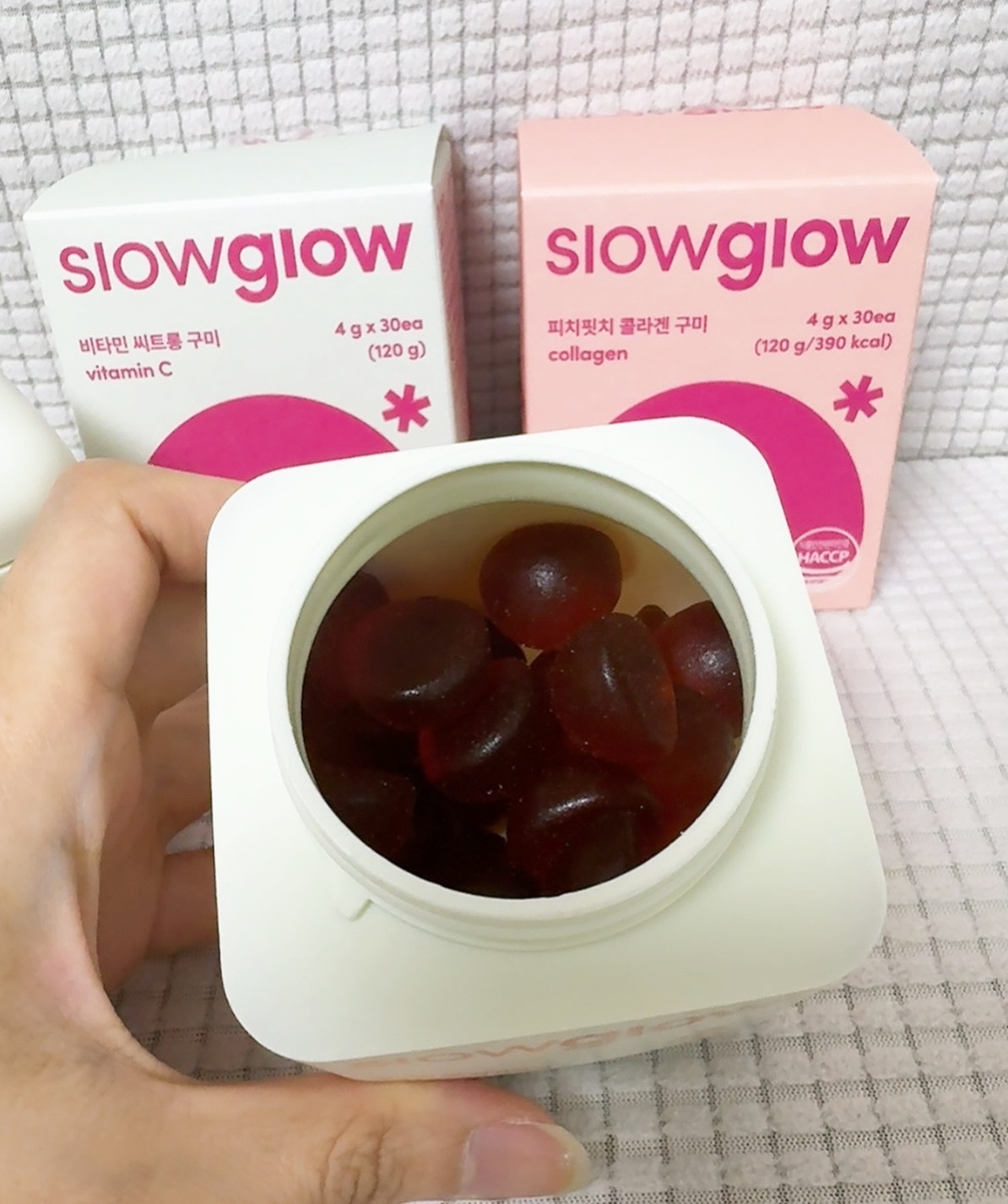 #협찬
복숭아 맛의 젤리로 만들어진 이너뷰티 콜라겐🍑
탱글탱글 귀여운 모양에 먹기가 너무 편하고,
맛있어서 자꾸 손이 가요🫰🏻 #콜라겐젤리 #추천

이 외 여행의 필수템으로 구성된 트래블 박스🤍
13개 브랜드의 다채로운 구성으로,
웰라쥬,홀리카홀리카 등 평소 좋아하는 브랜드와 
사용해보고 싶었던 브랜드의 집합 
얼른 또 떠나야겠다 🌿

#덴티스테 #리더스코스메틱 #메종21g #비기너리 #슬로우글로우 #슬림워크 #웰라쥬 #이너수 #제로이드 #퍼퓸드말리 #홀리카홀리카 #얼루어트래블박스 #AHC #GBH