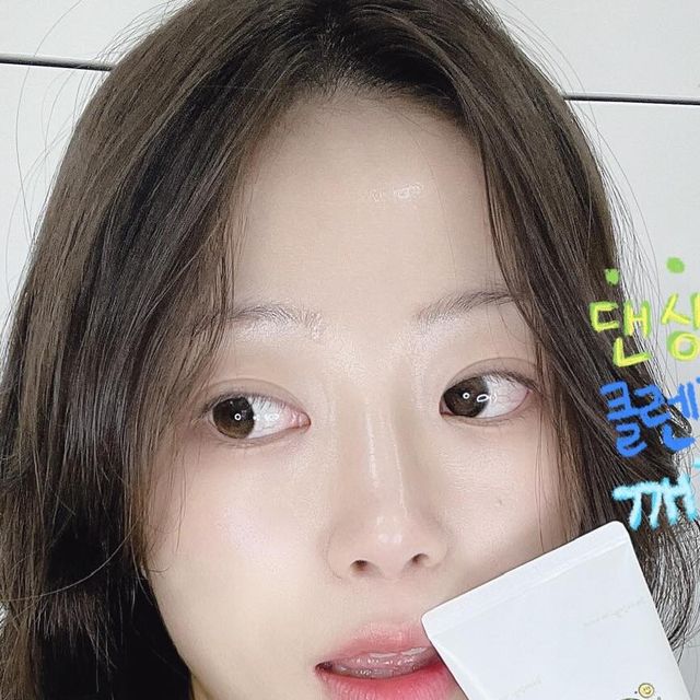  쑤🍑🐳 on Instagram: "#협찬 @dancingwhale_korea 댄싱웨일 
🐳 데일리 클렌징오일 + 클리어 클렌징폼

세안하고 나서도 이로케 촉촉할 수 있다니🫧🙊
진한 메이크업도 간편하게 하나로 지워지능 파워 세정력에
생기 가득 촉촉 보습력까지 갖춘 클렌징오일 꿀템 발견🤩

미끌미끌🫠 갑갑하고 무거운 클렌징오일 놉🙅🏻‍♀️
워터리한 오일 제형이 산뜻하고 가볍게 클렌징되는 닉김🪽
저자극테스트 완❕피부 자극지수 0.00의 무자극성 범주✔️

▫️진정, 보습에 도움 주는 9가지 바다식물 유래 복합 성분
마린콤플렉스❕
▫️생기 촉촉 컨디션, 맑은 피부톤을 가꿔주는 특허성분
비타히알루론산(비타민C + 히알루론산) ❕
요 두가지 성분 들어갔능지 앞으로 클렌징제품 고를 때
항〰️시 확인해야것서,, 씻고 나서도 넘모 촉촉하자너🧏🏻‍♀️

#댄싱웨일 #클렌징오일 #클렌징오일추천 #클렌징워터 #클렌징추천 #워터리오일 #스킨케어클렌징 #올인원클렌저"