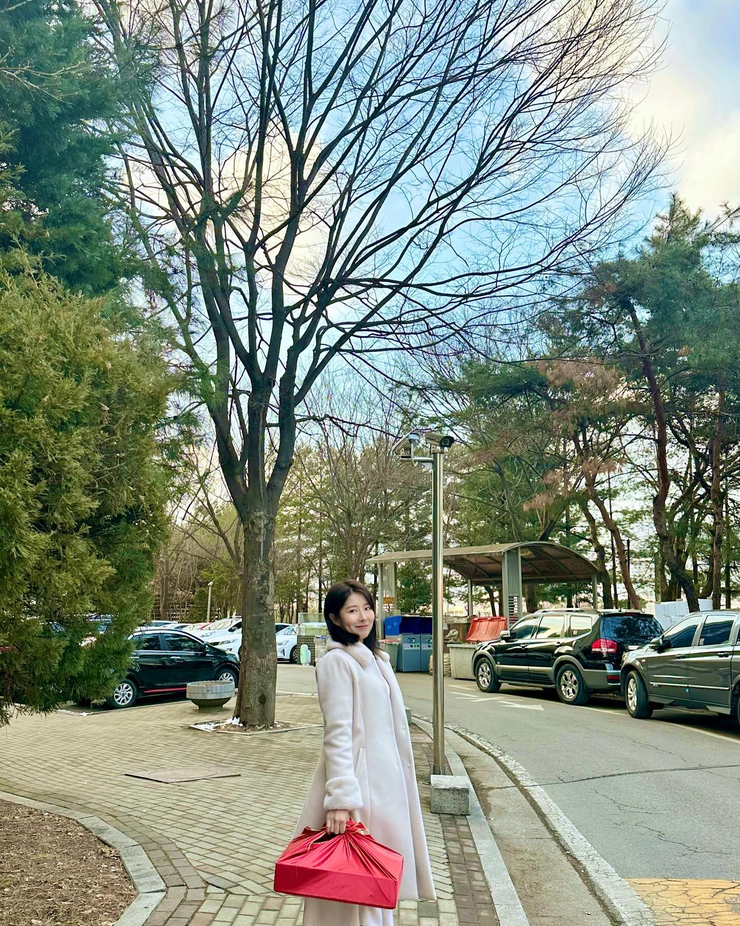 어제는 시댁가서 옴팡지게 엄니가 차려주신 근사한 명절음식먹고 오늘은 엄빠랑 오리고기 먹고 울 뽀양이랑 화려하진 않아도
소소한 같이의 행복을 누려가는 설날이네요!새해 복 많이 받으세요🩵
#새댁룩 #다잘될거예요 🩵