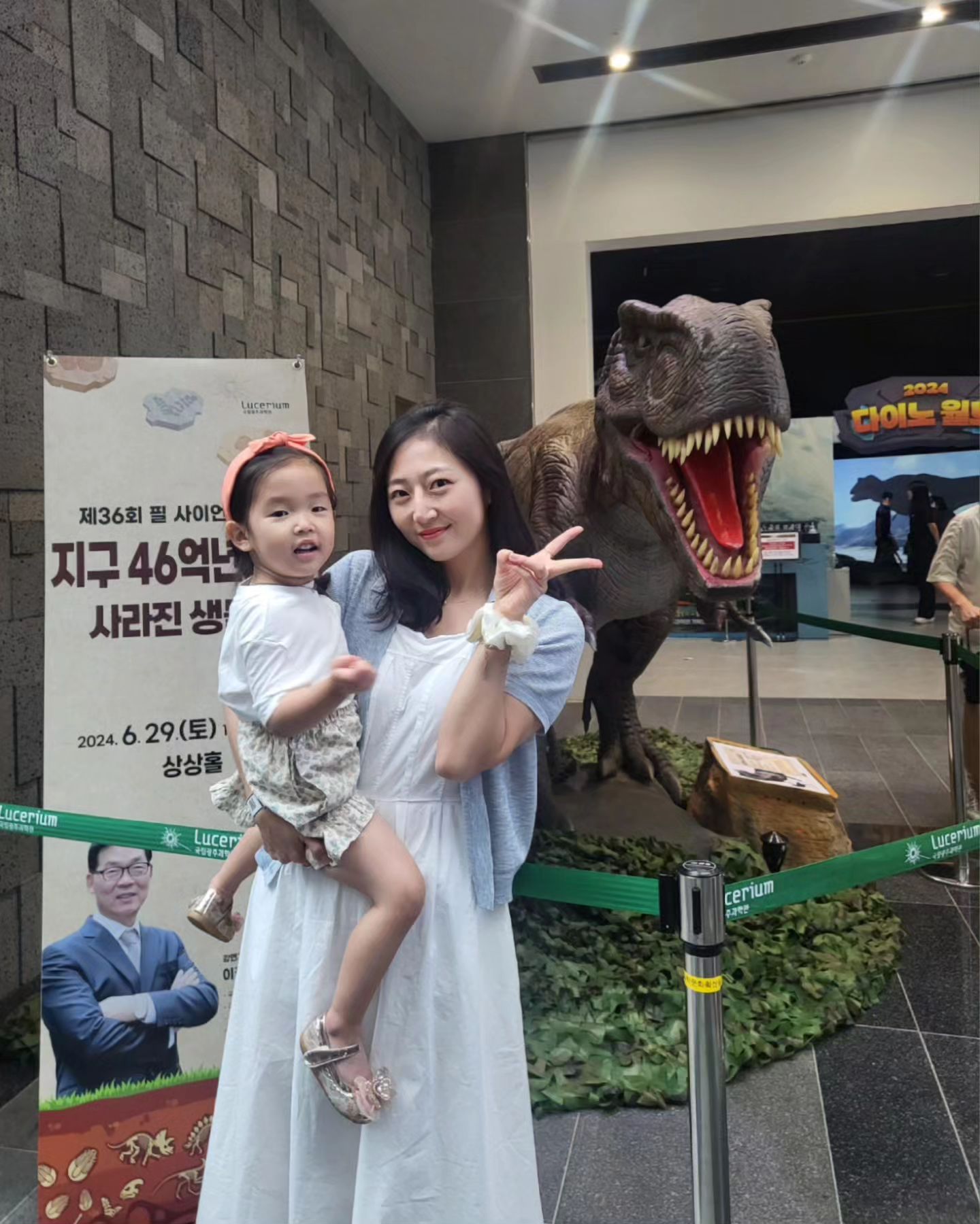 #일상 
29JUN24

국립광주과학관에서 야심차게 준비한
"다이노월드" 특별기획전시를 보러 다녀온 율준이네🤍

사실 광주는 이렇다할 공룡주제관련장소가 없어 아쉽던 찰나였는데
공룡을 주제로 특별전시한다니,
너무나 궁금해서 참을 수가 있어야지🙃
해서 후다닥 다녀온 다이노월드 후기 고고띵입니당

전시실 입구부터 모형공룡들이 우리를 맞이해주고 있었고
볼거리, 즐길거리가 가득해서 더욱 좋았던 전시였어요🫶🏻

초입엔 암모나이트 화석 등을 볼 수 있었구요
진짜 초딩때? 과학시간에나 봤던 그런 화석들 오랜만👋🏻
그리고 움직이는 모형 공룡들을 지나 체험할 수 있는 공간까지
다양하게 준비되어 있는 다이노월드 전시관🦕🤍

사실 율이는 체험공간에서 시간을 더 보냈다는(속닥속닥)

지점토를 이용하여 화석모형도 만들고
편백을 이용하여 화석발굴간접체험도 해보고
공룡이 왜 사라졌는지 여러 가설들에 자신의 의견을 붙여보기도 하고
레고로 여러가지 만들 수 있게 레고존도 있고

지점토는 손에 꼭 들고 돌아다닌 율이ㅋㅋㅋ
사진찍을 때도 결과물들고 사진찍는거 보니 율이가 많이 좋았나봄😍

국립광주과학관 다이노월드 기획전시는
6/21부터 9/1까지 계속 된다하니
더 늦기전에 다이노월드에서 추억을 만들어보기 추천⭐️⭐️
율준이네는 시간날 때마다 방문할 계획중👌🏻❤️

+ 다이노클래스라고 유료체험이 있는데 제가 갔을 때 공룡시계만드는 중이었어요! 율이가 큐브로봇만나러 2층가야한다고해서 유료체험은 못했는데 다음번엔 꼭 도전해보리라!!!
+ 과학관2층에 큐브맞추는로봇이 있는데 2층이야기는 다음 피드에서 이야기나눠볼게요👍🏻

#국립광주과학관 #주말일상 #남매일상 #공룡 #공룡전시 #아이랑가볼만한곳 #광주아이와가볼만한곳 #다이노월드 #다이노월드in광주특별전 #사이언스맘 #사이언스맘클럽_7기