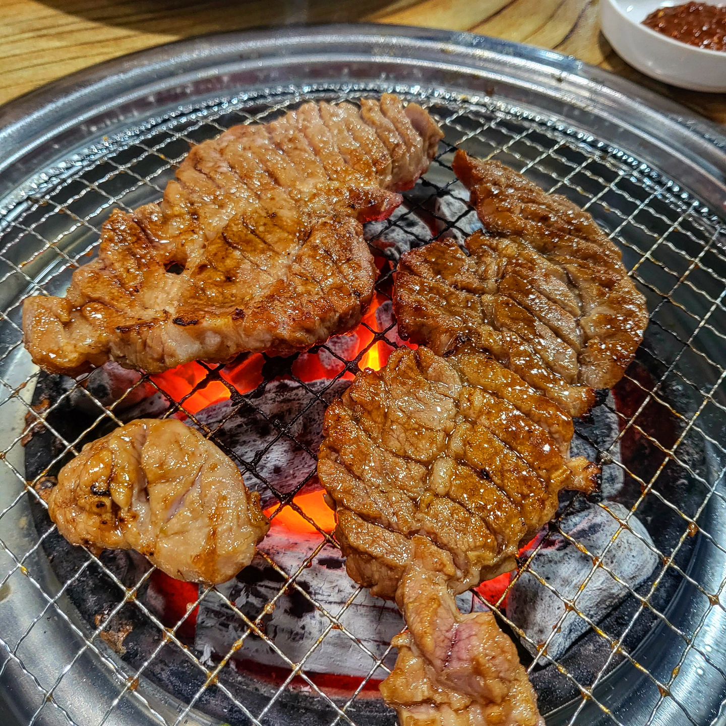 #🍽112

맛과 가성비를 둘다 잡은 제천 갈비 맛집 #예림

이곳은 저기 맛 괜찮다던데~ 라고만 듣다가 가보게된 곳인데요!! 맛도 좋았지만 놀라운 가성비에 한 번 더 놀라고 온 곳입니다🤩

보통 짝궁이랑 고기를 먹으러 가면 기본 3인분을 주문해서 먹는데 여기는 2+1으로 판매를 하고 있더라구요?! 완전 🐶이득!! 하면서 먹어보았습니다!! 캐나다산(냉장육)의 가성비 갈비라 조금 걱정했지만 생각보다 고기도 부드럽고 냄새도 없어서 야무지고 맛있게 먹었어요😋

게다가 3인분을 주문하면 3인분이 더 나온다는 사실!!!!🤭 엄청난 가성비에 매장도 넓어서 회식 장소로도 자주 예약되는 곳인거 같더라구요👏🏻 제천회식장소로도 완전 강추입니다🔥

돼지갈비뿐만 아니라 소고기도 판매하고 있어서 육회비빔밥까지 먹어보았는데요☝🏻 육회가 육회했다!! 윤기가 좌르르 흐르는게 고소하면서 정말 맛있었습니다🤤 

앞으로 갈비가 많이 먹고싶은 날이면 자주 방문하게 될 거 같아요😍 갈비 좋아하시는 분들!!! 가성비와 맛이라는 두마리 토끼를 다잡은 예림으로 갈비 드시러 가보시는거 어떠세요?!😃

🎈예림
🎈충북 제천시 죽하로11길 30
🔉 매달 2번째 화요일 휴무