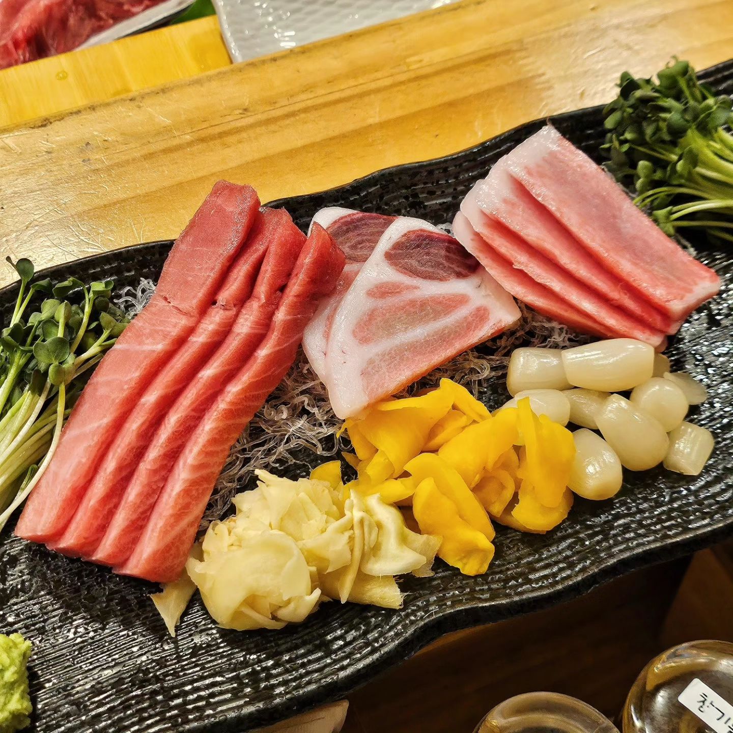 🍚•.¸¸ 쥬아의 먹방기록ෆ
❛ 이제껏 드셨던 참치, 그 이상을 맛보세요!! ❜
⠀
기름만 지고, 물리는 참치집?! NO!!
난 이제 #참치연 만 갈랍니다...🫶🏻
⠀
혼마구로 전문점, [참치연]은 참치 중에서도
최상품인 참다랑어를 부위별로 실컷 먹을 수 있어
참치를 제대로 즐기실 수 있습니다. 'ڡ'४
⠀
죽, 참치초밥, 버섯구이, 참치조림, 참치구이,
마끼, 국수로 스끼가 나오는데 참치를 사용한
스끼가 나오는게 많아서 오히려 더 좋더라고요!👍🏻
⠀
참치를 제대로 즐기는 기분이랄까요!?ㅎㅎ
⠀
부위도 하나, 하나 진짜 입에서 살살 녹는
찐 맛있는 부위로만 나와서 거를게 없었습니다.❤️
[ 부위는 뒤에 사진 참고 ]
⠀
⠀
저렇게 좋은 부위들만 제공해주시면서...
다양한 혜택까지 주시면 남는거 있으신가요!?
⠀
더부룩하게 기름진 배부름이 아닌
고급스럽게 기름진 배부름을 느껴봅시다!!!( ˶'ᵕ'🫶)💕
⠀
⠀
✔ 매주 수요일은 소주·맥주가 2000원 🍺
⠀
✔ 혼마구로 인원별 주문 시 사케 증정
👩‍👧혼마구로 2인 주문 시 ▶ 고래사케 1병 증정
👩‍👧‍👦혼마구로 3인 주문 시 ▶ 고래사케 2병 증정
👨‍👩‍👧‍👦혼마구로 4인 주문 시 ▶ 준마이 750 1병 증정
⠀
✔ 4시, 4시30분, 5시 예약손님은 🔟% 할인 적용
(2인 이상 / 식사시간 2시간 제공)
⠀
⠀
⠀
🐟 일품참치(1인 기준) ￦ 62,000원
⠀
⠀
⠀
⠀
· · ─────── · #쥬아픽_협찬 · ─────── · ·
⠀
🔎 주소 : 경기 고양시 일산동구 무궁화로 31-16
☎️ 전화번호 : 0507-1354-8987
🕰 영업시간 : 매일 16시 ~ 24시
　　　└ 𝐋𝐚𝐬𝐭 𝐎𝐫𝐝𝐞𝐫 : 22시30분
🖥 인스타 ID : chamchiyeon
⠀
· · ────────── ·🍚·────────── · ·
⠀
⠀
#일산참치맛집 #일산파주참치 #정발산참치 #일산맛집
#일산맛집추천 #라페스타맛집 #라페맛집 #라페먹자