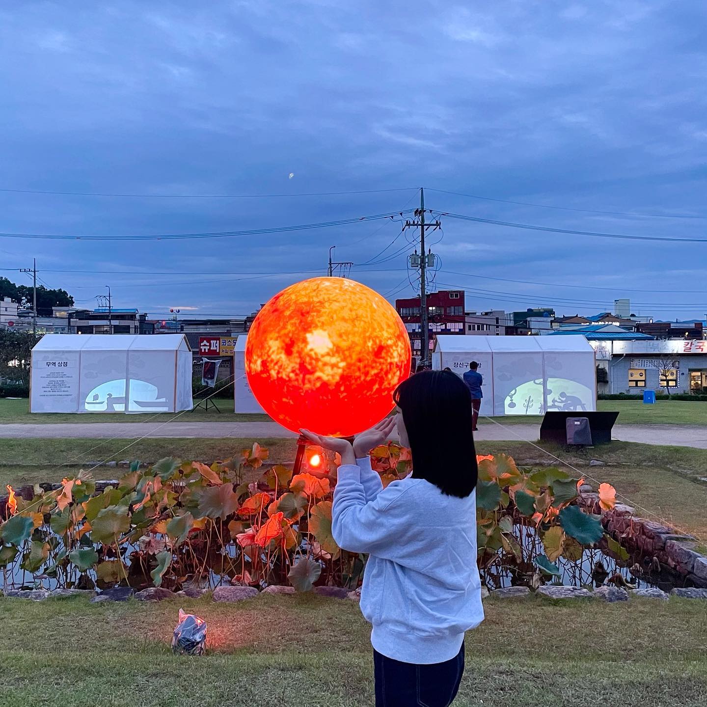 달도보고 시경님도 보고 🎏
사람 구경도 제대로!
진짜 사람 많다~~!!
#부여백제문화제#부여여행#부여#축제스타그램#성시경짱
