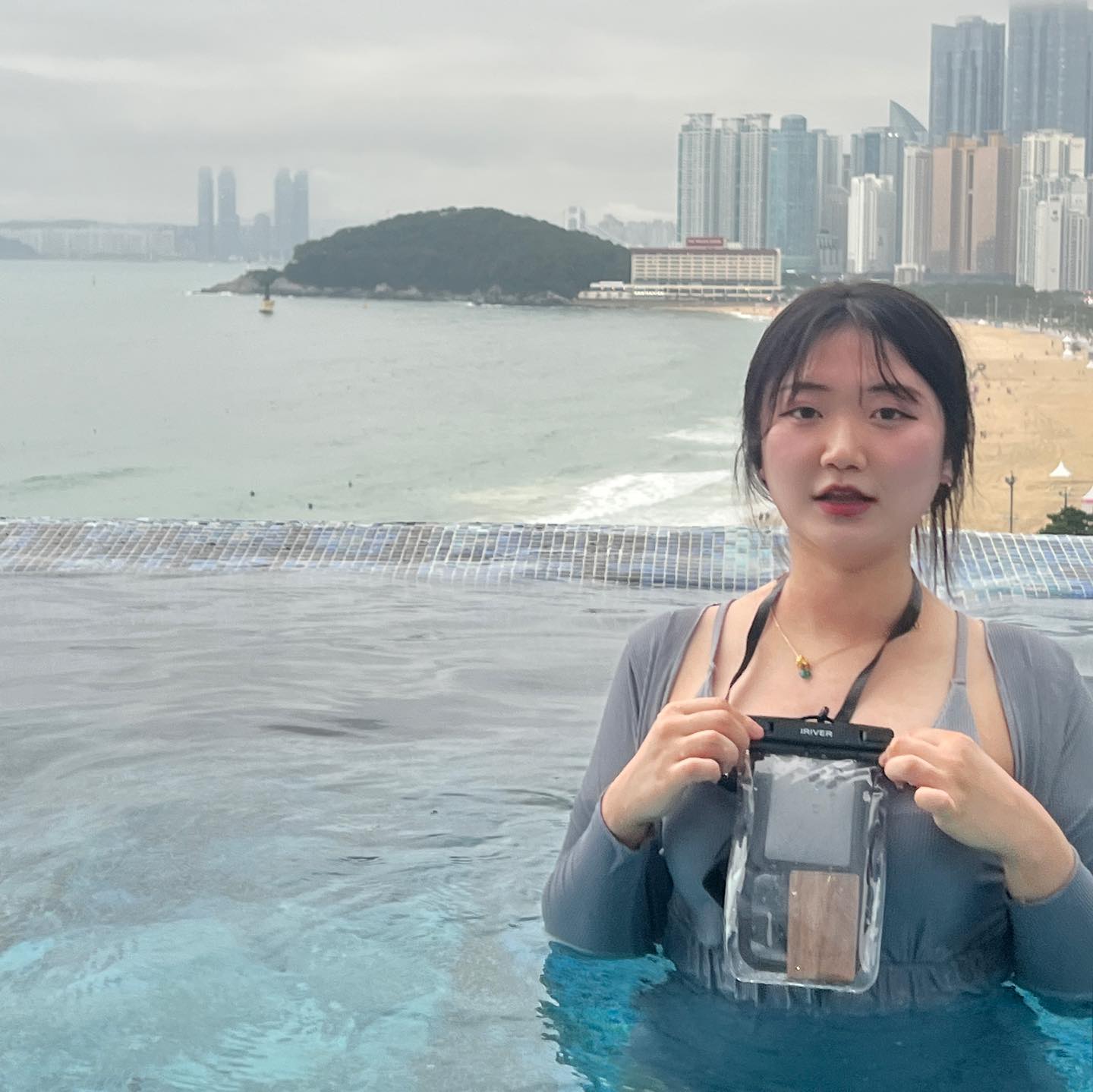 #협찬 #아이리버방수팩 이랑 같이 해운대 시그니엘 여행 간 날! 

완벽에 가까운 #IPX8등급 에 수납력도 좋은 편이라서 이것저것 다 담아서 생활할 수 있었어요. 
부력이 좋은 편이라서 둥둥 떠다니다보니 잃어버릴 것 같지 않아서 잘 썼고요🌊🌊
터치도 가능해서 문자오거나 했을 때에 바로바로 확인할 수 있었어요! 

기존에 쓰고 있던 제품은 뭔가 언제든지 방수해둔게 물이 빠질까봐 두근거리는 마음에 재미있게 놀지 못했는데 #아이리버올라운드방수팩 은 팔에 착용할 수도 있고 목에 걸 수도 있는데 방수가 잘 되어서 이번 여행 사진도 잘찍고 완벽하게 잘 보냈어요!💗
 #넥스트랩 #암밴드 #핸드폰방수팩 #스마트폰방수팩 #IPX8등급 #물놀이 #워터밤 #흠뻑쇼 #4중잠금 #모두일상 #방수케이스 #아이폰방수팩 #갤럭시방수팩