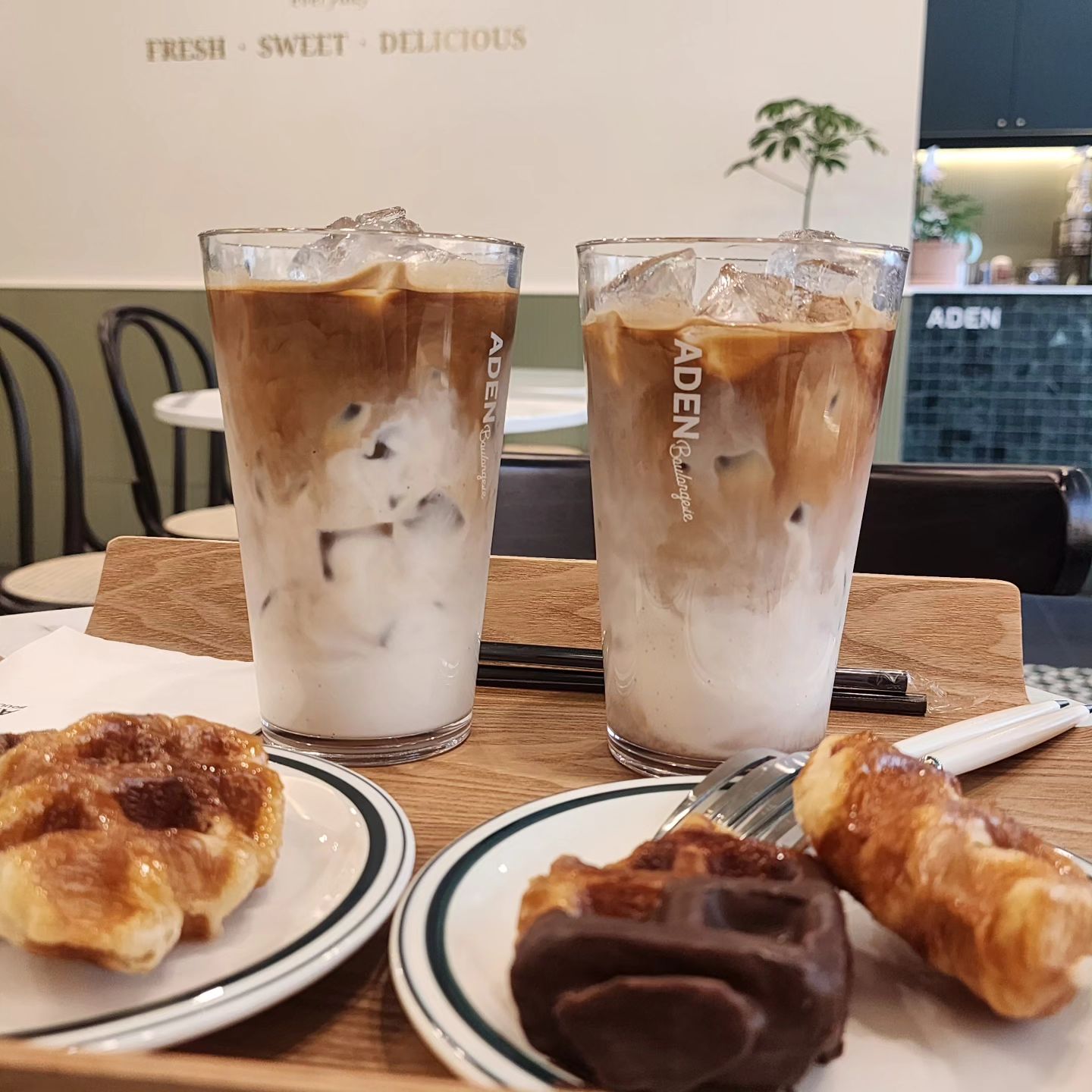 #협찬
🍀 🍀 🍀 
동아대병원 약국거리에 생긴
빵맛집 + 커피맛집 
아덴베이커리에 다녀왔어요

-
월-금 07:30 - 21:00
토요일 08:00 -21:00
일요일 휴무
-

대표 시그니처메뉴인 

크로피(크로플과 커피) 를 주문해서 
매장에서 먹었는데
크러플이 촉촉하고 부드러워서 
너무 맛있었어요 

앞에 병원이라 병문안 선물용으로도 
좋은 선물세트도 함께 판매하고있어서 
추천하고싶어요 

병원올때마다 종종 여기 찾아올꺼같아요 

 #아덴블랑제리 #부산베이커리카페 #동아대 #동아대병원 #대신동카페 #대신동맛집 #동아대카페 #대신동 #구덕운동장 #부산카페 #부산신상카페 #크로플 #크로피
