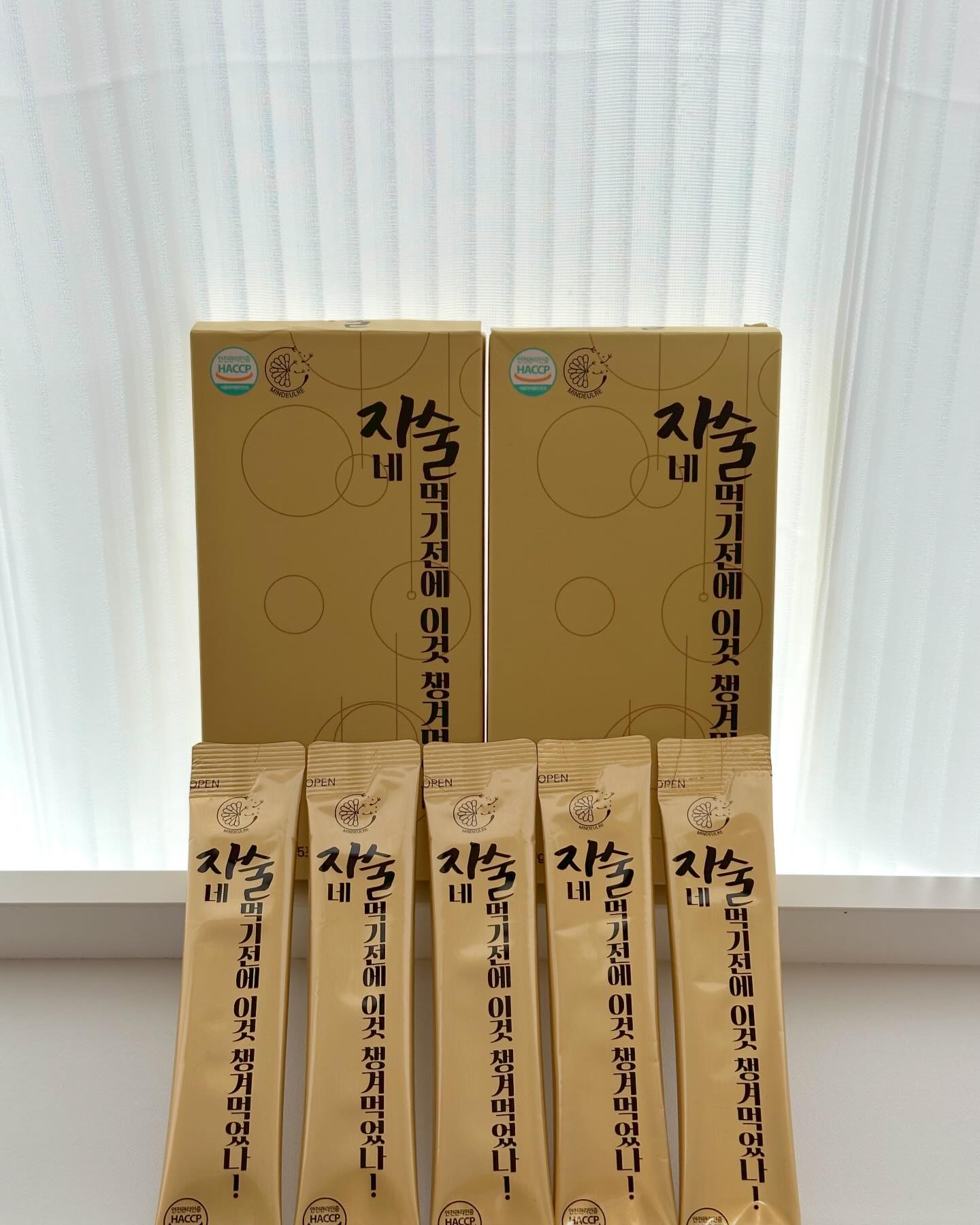 12월 연말은 약속으로 일정이 가득 한 달이죠!
그만큼 술 마실 일도 많아지는데 이럴 때 필요한 건 뭐다??
바로바로 숙취해소제❗️❗️

이번에 알게 된 제품이 “자네 술 먹기전에 이것 챙겨먹었나!”
『자술』 이라는 브랜드에요😆😆

저번에 얘기했듯이 저는 알쓰라서 숙취해소제는 필수인데요ㅎㅎ

이번에 회식, 술 약속 한가득이 였는데
이 제품 덕에 숙취 없는 아침을 맞이했어요👍🏻👍🏻

친구들이랑 술 마시기 전에 흔들어서 한포씩 나눠서 먹었답니당❤️

국내산 장미꽃잎 시럽으로 만들어져 있는 간편한 스틱형 액상이라 먹기도 편하면서도, 달달하니 맛있고 목넘김도 좋았어요_ 꺄르르😆😆

다들 숙취 없는 상쾌한 아침을 맞이 하고 싶으시다면 자술 숙취해소제 추천 또 추천 합니당!!

✅ 네이버스토어에서 20%할인 + 무료배송까지 진행중이라고 하니까 다들 쟁여두세요!!

#제품제공 #자술 #숙취해소제 #숙취해소제자술 #자술후기 #솔직후기 #자술먹자 #맛있는숙취해소제 #숙취엔자술 #연말 #연말필수템