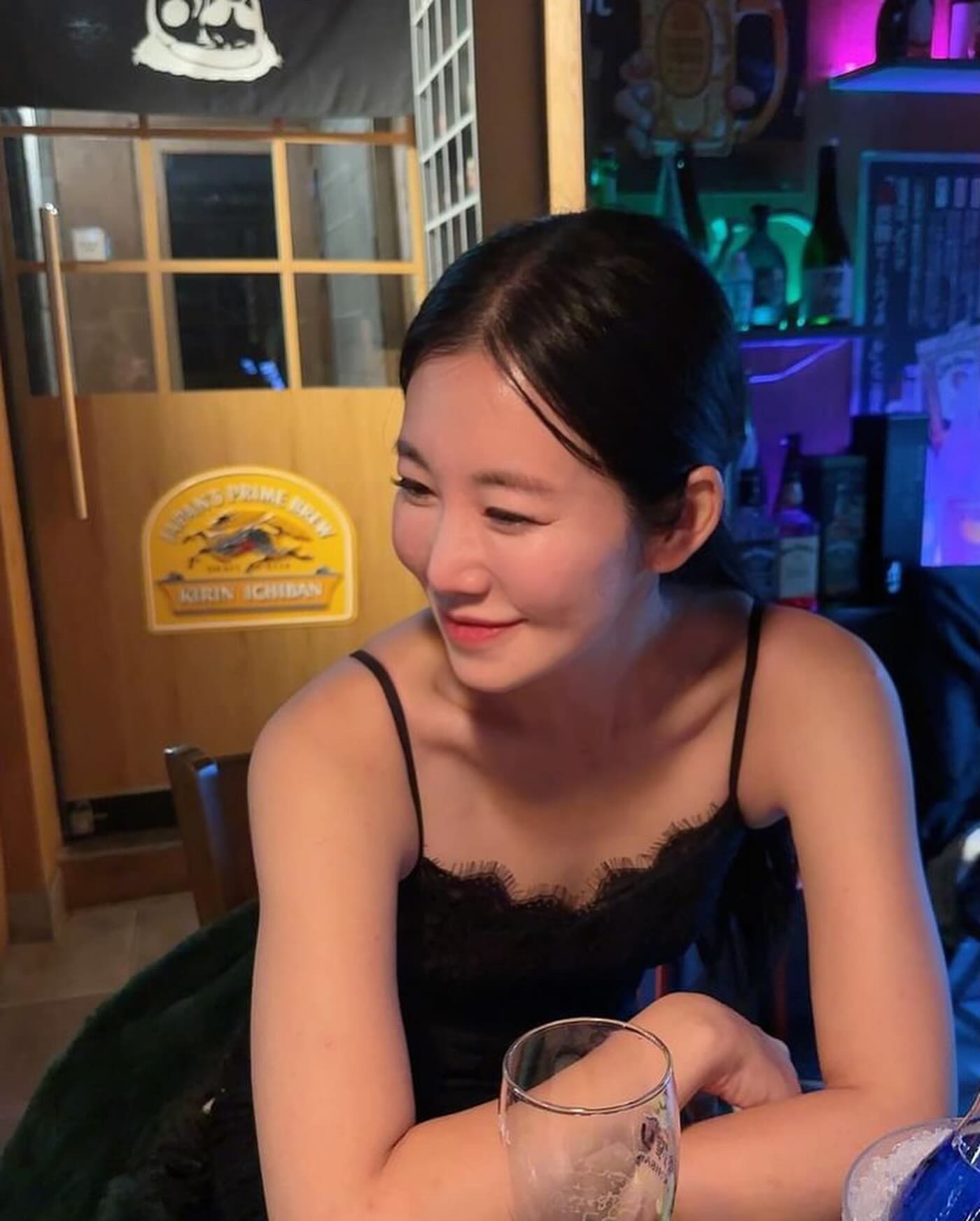 😵‍💫🤤🤩😍
세상의 모든것이 사랑스러워지기 시작한 시점의 정신머리
얘도 예쁘고 쟤도 귀엽고 입에서는 좋은말만 쏟아져나오며
악함은 존재하지않으나 그냥 존재자체가 민폐인 그런상태
알바 여학생 볼을 귀엽다며 선사과후 잡아보고(이 김지선 미친놈아)
울 신조 사장님 동갑친구라며 손을 꼭 붙잡고 일도못하게함

김지선 술금지 🚫🫠

-
#한해의마지막날에해보는발차기
#새해복많이받으세요 #한해동안감사했습니다 #내년에도잘부탁드려요