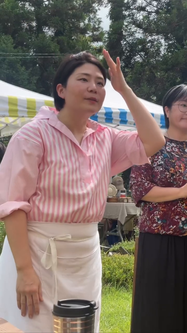.
이번 주말에 
자연그대로 농민장터에 다녀왓어요
.
토종 농산물이 한가득 나오는 농민장터
멋진농부님들이 직접 나오셔서 작물을 파셔서
더 믿음이가고 작물에 대해 자세한 설명을 들을 수 있어요~
역시 한가지 일에 열정을 가득 가지고 사시니
세상 그렇게 멋진분들은 없을거에요🥹
그래서 작물들이 더 맛있는걸까요??ㅎㅎ
.
매주 토요일마다 열리는데
이번엔 특별히 제리코 레서피 셰프님이
토종밭작물을 이용한 음식과 함께했는데
이런 맛이 난다고?! 놀란 토종 밭작물들이 많았답니다👍🏻
얼마나 맛있던지🤭
토종 밭작물의 새로운 발견이었어요💓
밀폐용기 가져가서 다 싸올걸 아직도 눈에 아른거리네요!
.
농부님들께 받아온 신선한 밭작물로
맛있는 음식 만들어야겠어요🌟
.
🌟🌟 자연그대로 농민장터 🌟🌟
매주 토요일
제주시 노형동 3058-1(제주담을매장 야외 담을텃밭 잔디밭)
jejunaturalfarmers 
.
jejubaat after.the.seeds jejunalu jerichorecipe
#제주밭작물 #2023 #제주밭기자단 #제주토종곡물 #씨앗바람연구소 #토종밭한끼 #제주밭한끼 #자연그대로농민장터 #장터에서만나는토종밭한끼 #토종씨앗