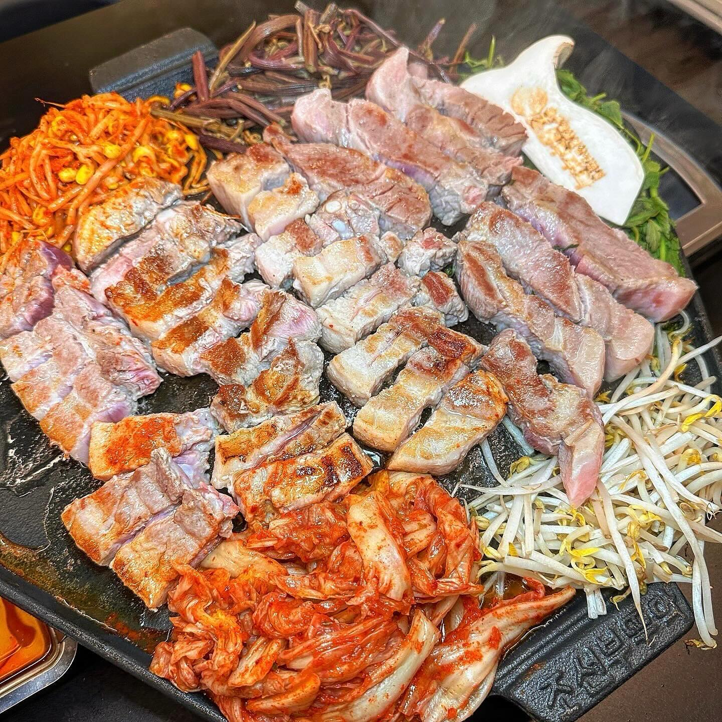 퀄리티 최강에 가성비도 좋은 수지구청 고기맛집👍

수지구청역 #조선부뚜막 

가심비한상은 콩나물, 고사리, 미나리, 숙주, 김치 이렇게 고기와 같이 다양하게 세팅 되어 나와요. 삼겹살, 목살 구성에 된찌까지! 고기는 두툼해서 육즙가득! 고기 질이 좋아 잡내 하나없이 맛있어용:)

양도 엄청 푸짐해서 3인이서 배터지게 먹을 수 있어요. 고기가 두툼해서 굽기가 힘들거 같은데, 직원분이 직접 맛있게 구워주셔서 편하게 먹을 수 있어요. 

폭탄계란찜 비주얼에 놀라고, 매콤화끈 볶음밥은 맛있어서 한번 더 놀랐어요! 고기 먹고 볶음밥은 최곱니당! 세트에 같이 나온 된찌도 구수하니 맛나서 밥말아 먹고싶더라구요ㅎㅎㅎ

재방문의사 💯 였어요!!
수지구청역 근처 고깃집은 요기 추천드립니당👍👍

✔️부뚜막가심비한상(3인) 64,000원
(삼겹살540g+목살360g+된찌)
✔️매콤화끈볶음밥 3,000원
✔️폭탄계란찜 3,000원

📌 경기 용인시 수지구 풍덕천로139번길 6-3 1층

#수지구청역맛집 #수지구청맛집 #용인맛집 #수지구청고기집 #삼겹살맛집 #삼겹살 #고기맛집 #용인맛집추천