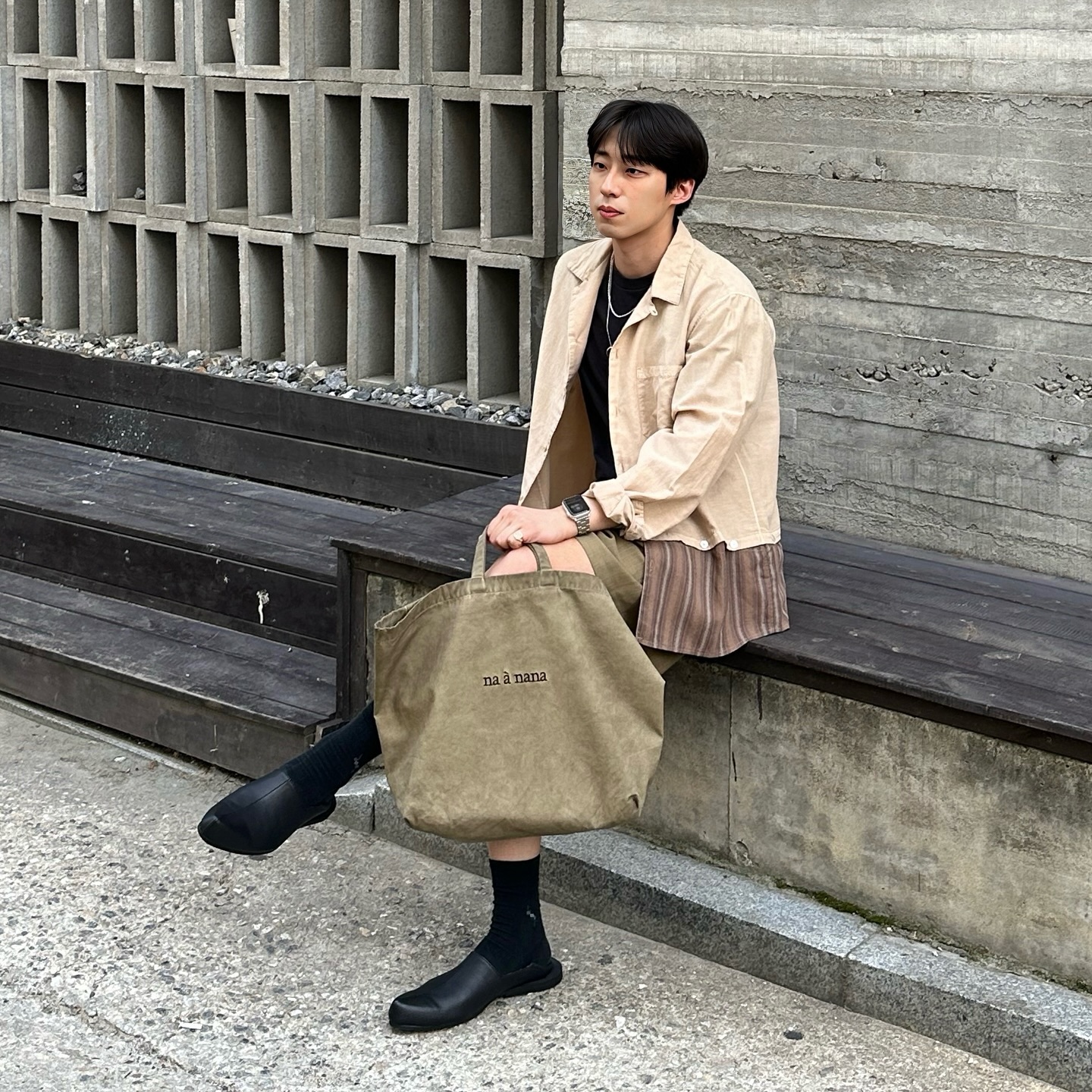 #협찬 #나아나나

📌최근 감도 높은 디자이너브랜드 나아나나를 알게 되었는데 제품 하나하나가 말도 안되게 이뻐요:)

📌젠더리스한 무드가 뿜뿜인 로퍼는 조선시대 신발 디자인에 영감 받았으며, 포인트 역할을 하는 디테일이 넘 많아요👍 무엇보다도 블로퍼로 편하게 신을 수 있어서 대박🙋‍♂️

📌반바지는 볼륨바지로 고급스러운 분위기를 연출해주는 컬러감이 다양한 코디에 매치해도 잘 어울려요😁

📌마지막으로 셔츠는 퍼즐 셔츠이며, 하단 부분의 배색 부분이 포인트에요. 단추로 되어있어 탈부착이 가능하며, 아예 떼서 크롭셔츠로 입어도 되는 트렌디한 빈티지셔츠랍니다👐

- Puzzle Shirt(Vintage Beige)
- Three Tuck Volume Shorts(Olive Green)
- Joseon Loafer