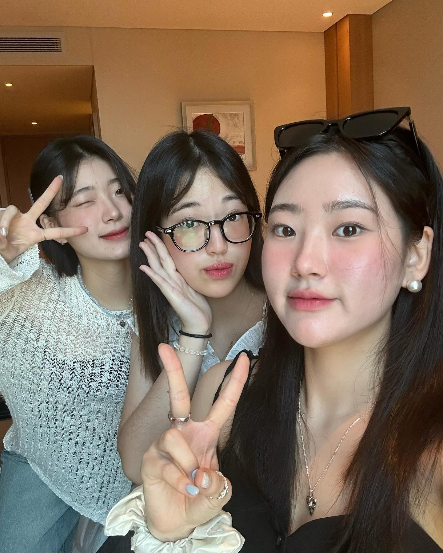 세자매 첫 여행🤍 

무사히 안싸우고 잘 다녀왔어용😁 생각했던 것 보다 더 재밌고 편안하게 다녀왔어요🤍 비온다고 했었는데 오히려 더워서 힘들었다는 ㅜㅜ 그래도 날이 좋아서 모든 곳이 다 이뻤답니담😁

1박이라 아쉬웠지만 저희들끼린 1박이 딱 좋다고 ㅋㅋㅋㅋㅋㅋㅋ다음엔 2년 정도 여행비 모아서 해외로 가기로⭐️⭐️