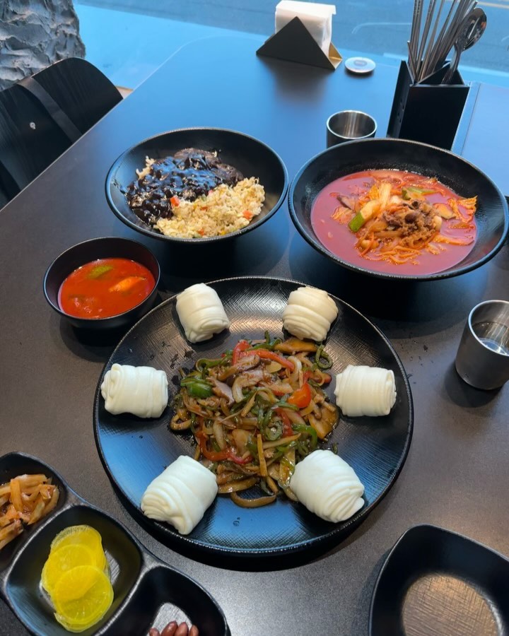 ⭐️모란 영일대 본점⭐️

포항 영일대 맛집 댕겨왔는데여😁

영일대 바다뷰 보면서 
중식요리 먹을 수 있는 모란💖

쟈미쓰 중식매니아인디
바다뷰 보면서 먹으니까 더 맛깔나쟈나~~

고추잡채&꽃빵 완전 추천!!!!
차를 두고 갔어야했는데.. ( Ĭ ^ Ĭ ) 
꽃빵에 고추잡채 싸서 맥주 한잔 못 먹은게 한이되서
조만간 또 방문예정ㅋㅋ

술 없이도 맛있는 고추잡채는 
모란뿐일껄~?ㅋ😝

차돌짬뽕이 푸짐하고 ~
얼큰한게 맛좋구요 ❣️
볶음밥은 원래 맛있는거 아니냐구여ㅠ
애기들 먹기 좋음😋

자극적인거 좋아하는 쟈미쓰는 
볶음밥 슴슴해서 고추잡채 올려먹었는데
요고요고 진짜 대존맛!!!!!😋
무적권 맛있음!!!!!! 일단 고추잡채가 도라방스ㅋ

쟈미쓰랑 똑같이 주문해서 꼭 드셔보세요!!!
쟈미세트ㅋ💖

영일대 모란 또 가고 싶어서
친구들이랑 소주 한잔 해야하는 이유가 생김ㅋㅎ

모란은 넓어서 단체도 완전 가능
애기의자도 있고 바다뷰자리 완전 이쁨🥰
영일대 중식맛집 모란으로 레고레고🏃‍♀️

#협찬 #리뷰노트 #포항 #포항맛집 #포항영일대맛집 #포항여행 #영일대모란 #영일대 #영일대해수욕장 #영일대맛집 #영일대중식맛집 #포항모란 #포항중식맛집 #포항영일대해수욕장맛집 #포항영일대술집 #포항영일대 #포항바다뷰맛집 #포항영일대뷰 #해또다실 #다이어트는내일부터 #먹팔 #맞팔 #먹스타그램 #포항휴가중