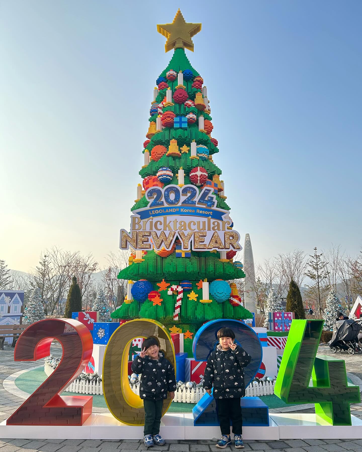 2013.12.29.
해피데이로 12시퇴근하고
두아들 데리고 레고랜드 🎄
혼자서 데리고 가는건 처음인데
나름 잘 즐기고 왔다^^
실내놀이기구 위주로 타서 덜추웠당ㅎ
첫째는 회전목마 혼자타서 아빠가 생각났다며ㅋㅋ
.
#레고랜드 #카페가려다레고랜드 #가성비갑 #연간회원권
#2024년에많이오자 #모든놀이기구2번타기