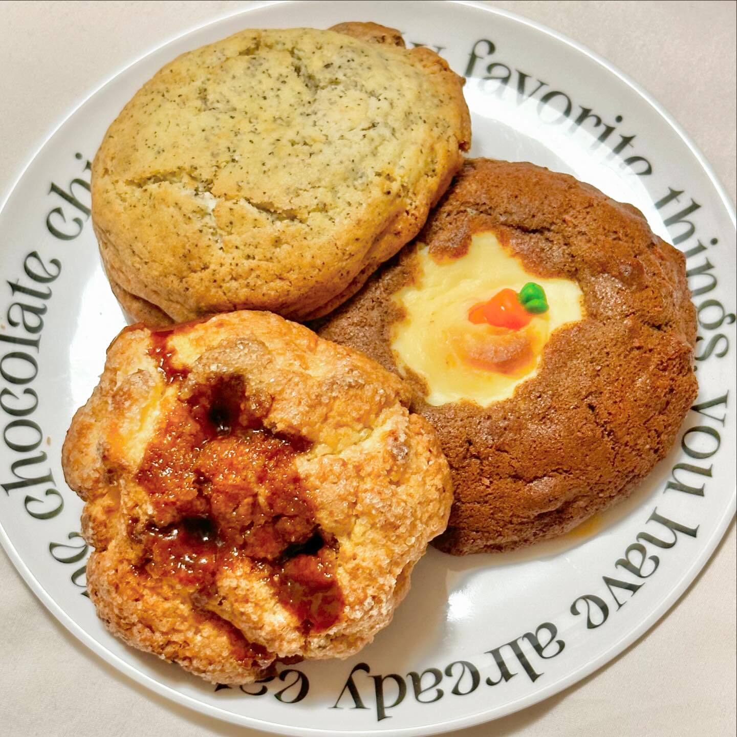 바프전 열심히 먹었던 명동의 디저트 맛집,,,
케이크, 푸딩, 구움류, 마카롱 등등 없는게 없는 디저트 맛집이에오💕
📍더스팟패뷸러스(명동위치)

🍪 쿠키류
- 카라멜 무화과 쿠키🍮
카라멜 소스가 꾸덕하게 올라가있고 콕콕 박힌 말린 무화과의 조합이
넘나 잘어울렸던 쿠키로-! 살짝 스콘 느낌의 쿠키였어요-! 요건 얼먹보단 기본으로 먹는게 젤 맛있었어용

- 당근크림치즈 쿠키🥕
당근초콜릿이 올라간 쿠기이공 쿠키지에 콕콕박힌 당근과 크림치즈 그리고 시나몬이 가득가득해서 시나몬 맛 좋아하시면 강추드리구여-! 요건 꾸덕한 크림치즈 식감을 위해 얼먹 강추드립니당

- 얼그레이 유자 쿠키🍋
유자 쿠키 증말 생소하죠?! 여거 진짜 맛도리템 그잡채에오
얼그레이와 유자맛 뿜뿜 크림치즈가 너무 잘 어울려용-! 
상달 조합이에오

🥨 휘낭시에류
- 플로랑땡(땅콩) / 츄러스(시나몬) / 무화과크림치즈
플로랑땡은 위에 그냥 땅콩 분태가 아닌 그냥 땅콩이 와라랄락 올라가서 오독오독 식감이 진짜 장난아니구요-! 
츄러스는 길쭉한 것이 진짜 츄러스를 연상케해요..! 겉에 설탕과 시나몬 가루 솔솔 뿌려져서 되게 달달한것이 커피랑 필먹조합!
무화과크림치즈도 길쭉해사 양도 많아 보이공..ㅎㅎ 크림치즈랑 콕콕박힌 무화과의 조합이 쿠키랑은 또 다르게 매력적이었습니당
휘낭시에류 얼먹도 남 맛나고 빵이 전반적으로 밀도감있어서 얼려먹으니까 더 꾸덕하니 맛나요오💕
