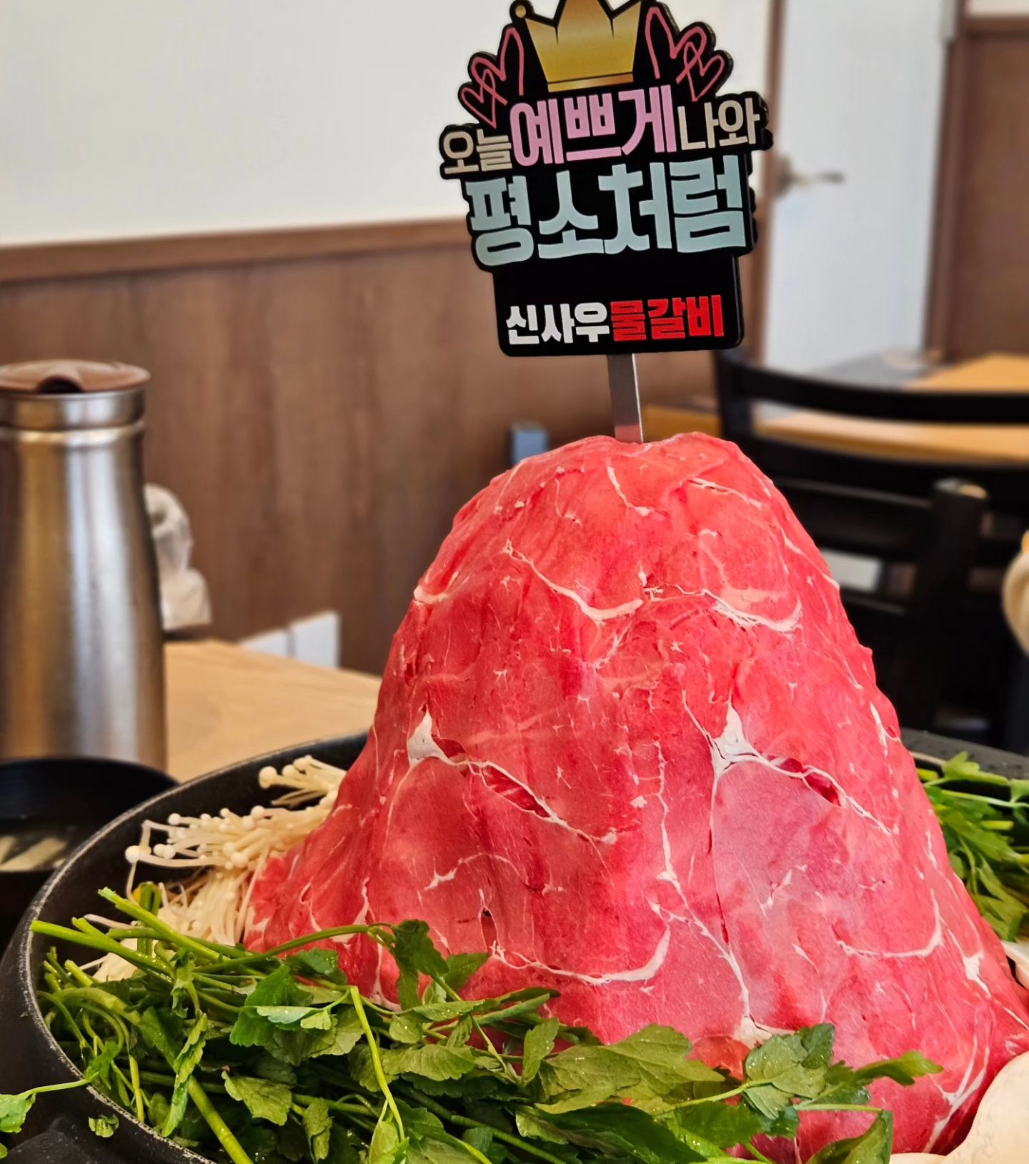 #협찬 #리뷰노트

산더미 물갈비⁉️

말그대로 산처럼 쌓아주는 물갈비가 있더라구요!
음식이 나오는 데 보고선 입이 떡 벌어질 정도였답니다.
멀리서 봐도 어마무시한 사이즈😮

위에는 샤브샤브고기를 한장한장 쌓아주고 아래에는 갈비, 
떡과 콩나물, 미나리까지 식감과 맛까지 꽉 다 잡은 곳 

이렇게 많이 넣어주는데 가격은 착한 가성비 넘치는 곳😄
편하게 먹을 수 있도록 손질까지 해줘서 더욱 👍🏻

덜 매운 맛으로 주문했지만 맵찔이들은 조금 매워서 땀 뻘뻘💦
매운 걸 참으며 계속 먹게 되고 배가 불러서 남기는게 너무 아까울만큼 중독성있는 매콤한 물갈비 🍖

📍신사우물갈비 양산점
 경남 양산시 물금읍 백호2길 5
⏰️ 매일 11:30 - 23:00
📞 0507-1476-2024
🅿️ 전용주차장 완비
✔️ 주말 점심특선 가능

#양산맛집 #양산물금맛집 #물금맛집 #양산샤브샤브 #양산샤브맛집 #양산증산맛집 #양산맛집추천 #신사우물갈비 #양산 #물금샤브샤브