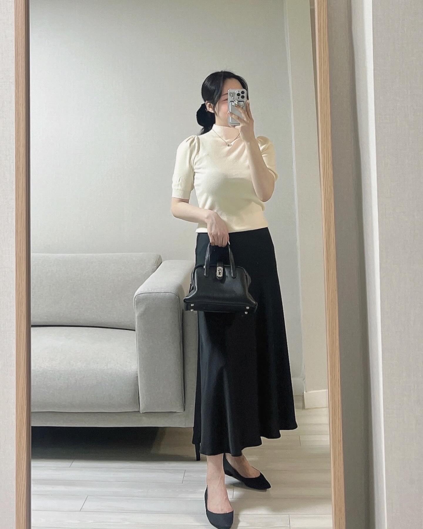 비가온다고 해서 좋아하는 반목니트를 입었는데 
올해는 진짜 마지막일것 같아요🙃

목요일부터 홍콩으로 떠날 예정인데 다녀오면
한국도 여름이 되어있을것 같은 느낌〰️〰️

➰ 반목니트: #어나더트위
➰ 새틴스커트: 오프라인 구매
.
.
.
.
.
.
.
#여자데일리룩 #니니_출근룩 #직장인스타그램 #오늘은뭐입지 #오늘의출근룩 #반목니트 #새틴스커트 #ᴅᴀɪʟʏʟᴏᴏᴋ #workootd #officelookoftheday #옷정리 #패션계정소통 #월요일코디 #직장인출근룩 #출근룩 #반팔니트 #데일리룩패션
