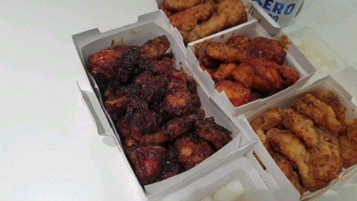 #지기크루 #협찬

전주서부시장술집/교촌블랙시크릿/반반오리지날/교촌순살S

안녕하세요 맛집 탐방 지기크루입니다. 저에게 지금까지 가장 많이 먹은 치킨 브랜드를 꼽으라면 당연 교촌치킨!
치킨 = 교촌 오리지널이 정석!🍗
치맥은 반반 오리지날이 진리!🍗

여기에 최근 #블랙시크릿치킨 까지 다양한 치킨으로 고객 니즈를 충복시켜주는 우리의 교촌!
그중에서 서부 시장에 있는 #교촌치킨안행점 을 방문하였어요.

매장이 넓은 편으로 홀고객 이벤트도 진행 중!
치킨한마리+맥주4잔 ⇒ 점보팩
치킨2마리이상 주문시⇒ 달걀듬뿍볶음밥
허니점보윙 주문시 ⇒ 레드시크릿볶음면

#서부시장술집 에서 거하게 마실 예정이라면 홀에서 먹는 거 추천!🍻🍻

📍주문 메뉴
블랙시크릿오리지날 20,000
반반오리지날 20,000
교촌순살S 12,000

치킨 때깔들 참 영롱하여라..

#블랙시크릿오리지날 다섯 가지 맛과 향을 내는 오향에 맛 간장!!! 흑임자와 청양고추를 더한 깊은 풍미의 치킨 적당한 마라 맛으로 깊이감이 있어 먹다 보면 맥주가 절로 생각나는 교촌의 인기 신메뉴! 안 먹어봤다면 지금 바로 고!

교촌의 오리지날은 마늘간장 치킨과 매콤 치킨의 기본 정석이기 때문에 자세한 설명은 생략!
나는 뼈 파인데 아이들과 함께 먹기엔 조심스러울 땐? 교촌순살S! 아이들이 먹기 딱 좋은 양의 순살 

아직도 많은 이들이 교촌 하면 허니콤보라 하지만
나는 블랙시크릿이다.
젊은이들의 입맛을 제대로 공략한 맛이랄까? 이건 주기적으로 먹어줘야 해

어디서? 바로 여기서!!

📍전북특별자치도 전주시 완산구 효동2길 1 광진주택전시관 #교촌치킨안행점
📍063-226-1994
📍매일 11:00~24:00

https://baemin.me/oyxACLf7g

#전주맛집 #전주한옥마을치킨 #전주배달맛집 #효자동치킨맛집 #삼천동배달 #중화산동치킨 #삼천동치킨 #효자동치킨 #서부시장맛집 #전주여행 #먹팔 #먹팔맞팔 #좋아요반사 #일상 #맛집탐방 #전주교촌치킨