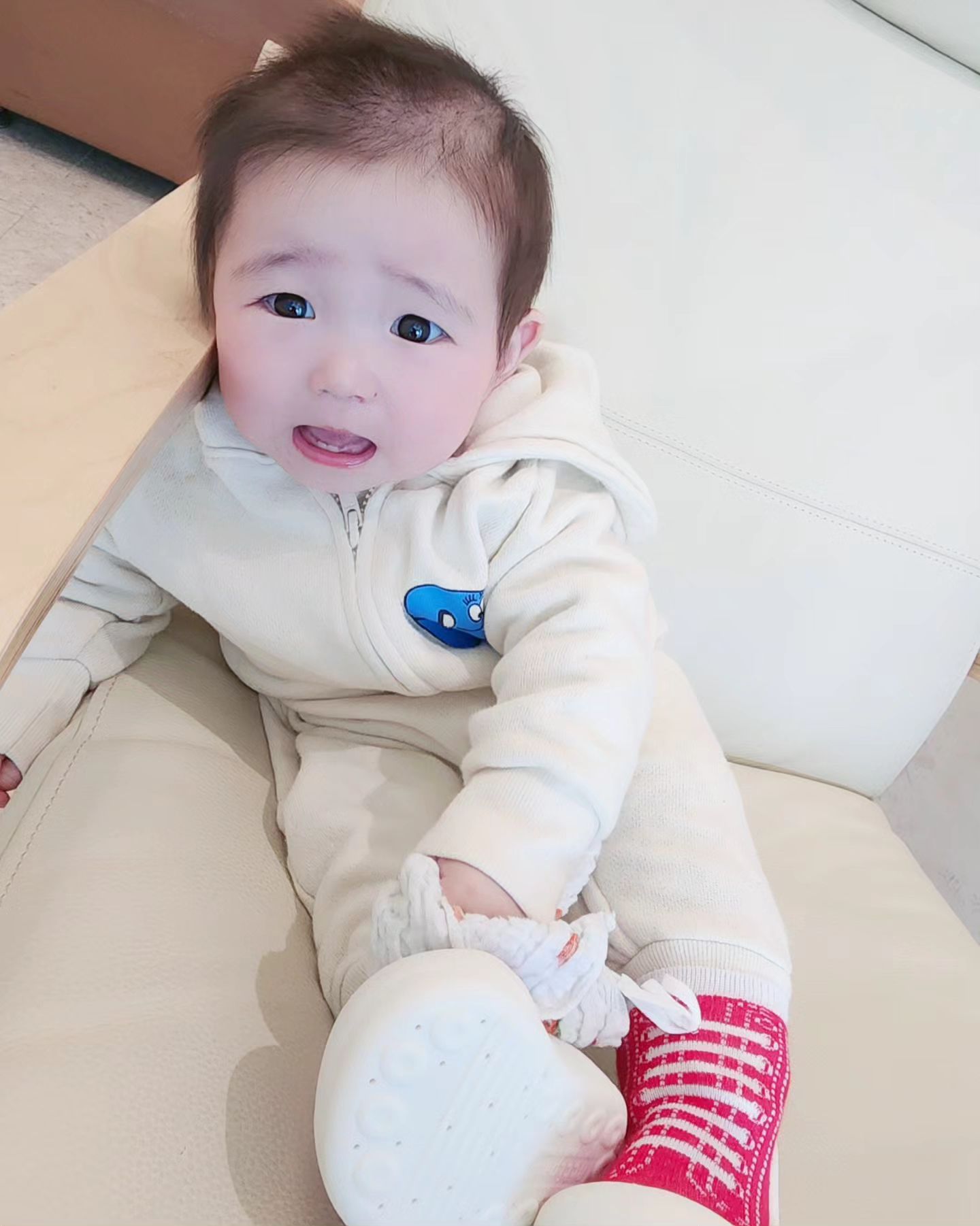 시아 헬맷 점검날~
수치도 좋아졌고
모양도 이쁘게 자라는중
얼른 교정 끝나고 
헬맷 빠이빠이 했으면 좋겠네~
하루 20시간 이상을 
씌우기란 너무 안쓰럽다,,
잠잘때 12시간이상을 
쓰고자고 아침에 벗기면
땀이랑 쉰내가,,에고,,🥺
올해 끝내자!
.
.

#my_Sia 
#헬맷교정#헬맷점검
#얼른정상범위로
#올해빠이빠이하자
#이쁜내새꾸
#뭔고생이야
#좀만힘내
#사랑해♡