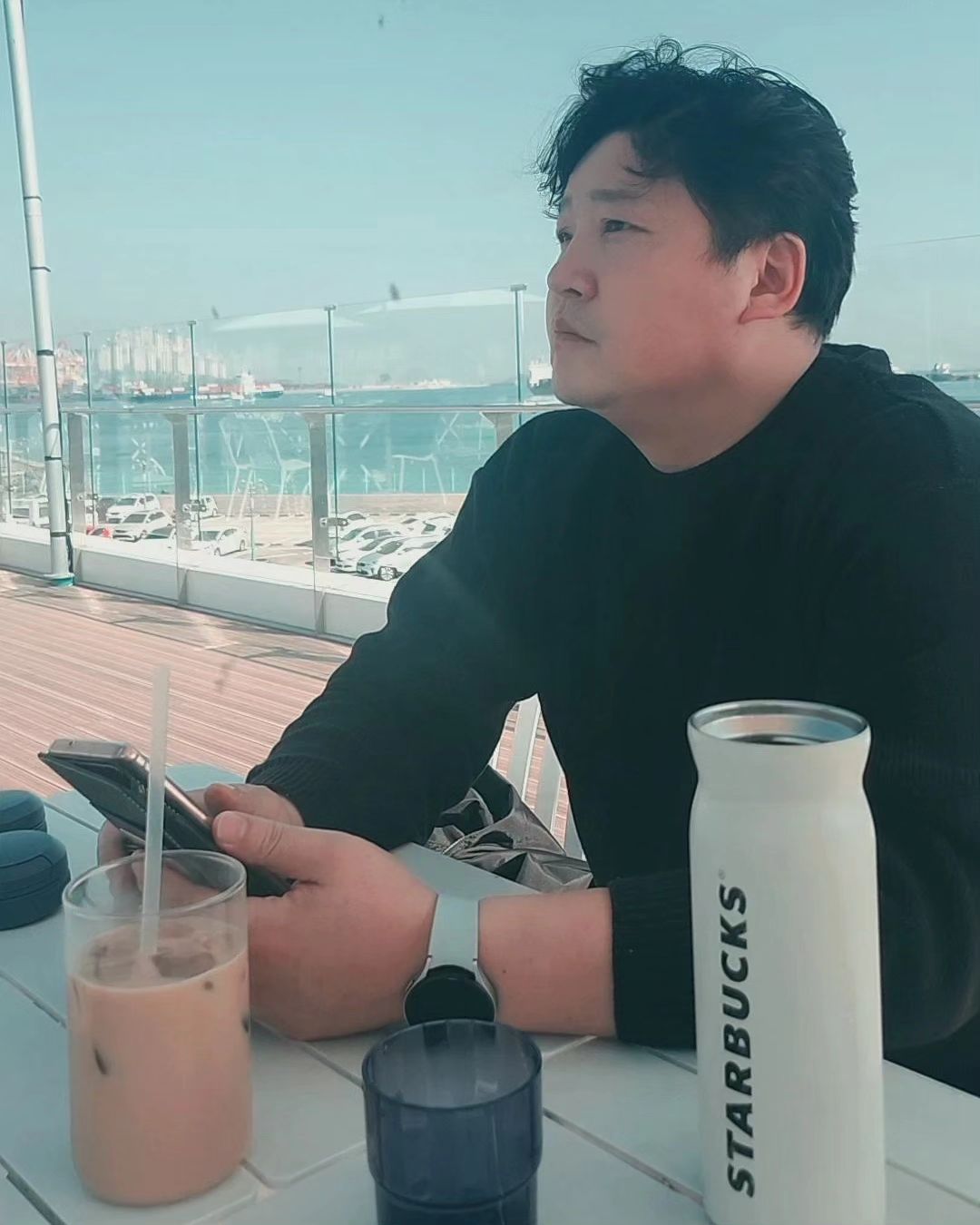 #📝
추운 겨울에 처음 만나
많은 계절을 함께 한 남자❣️

가을 빛에 여러가지 색으로 
물들어 가는 나무 잎들처럼

앞으로도 오랜 세월
함께 할 계절들도
여러가지 색들이 가득한
추억의 잎들을 물들여 가자💕

newlife97_