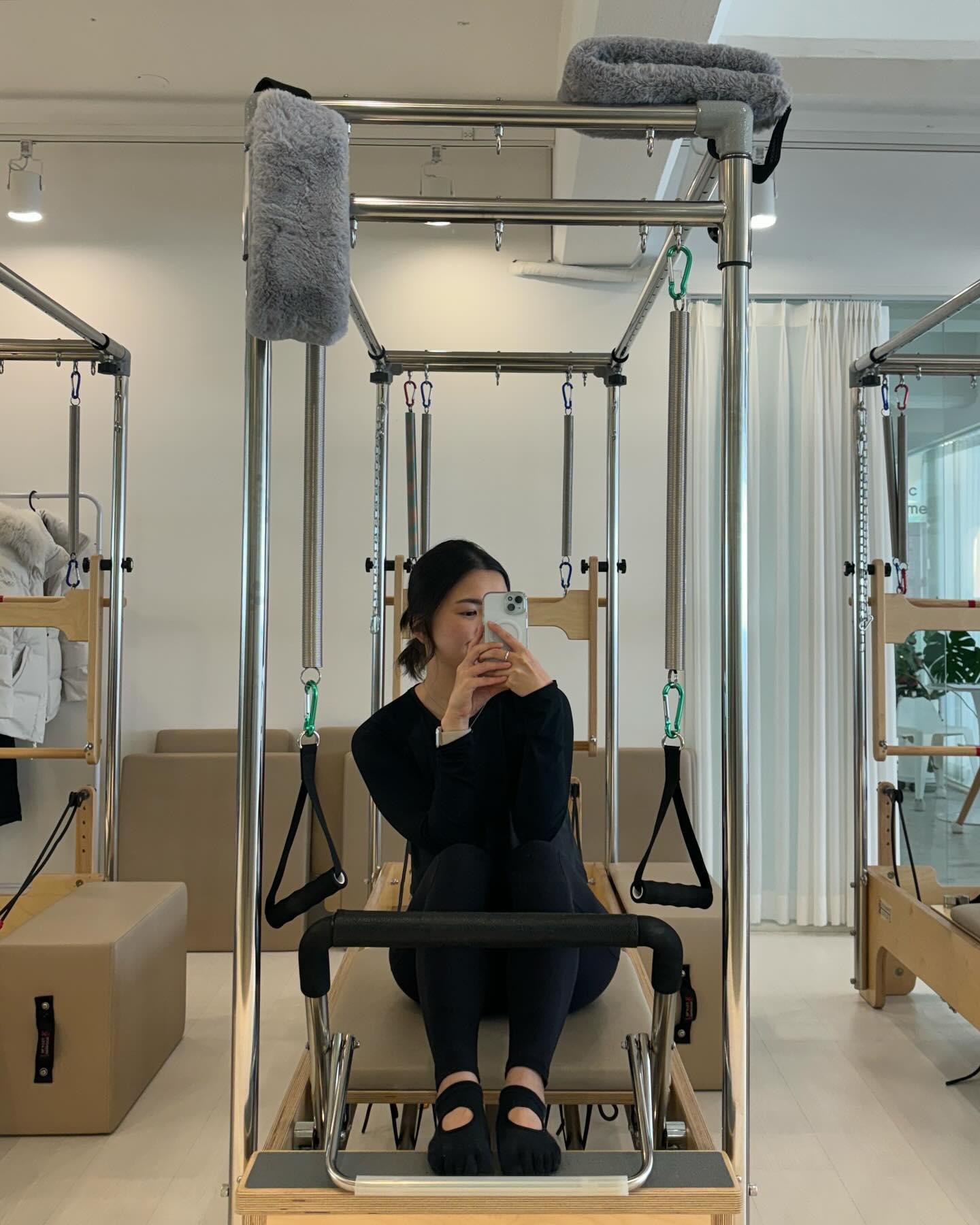 오랜만에 다시 시작한 필라테스!
집 근처에 이런 좋은 센터가 있어서 얼마나 좋은지..🤍🎄
집중해서 운동하고 나면 온몸이 부들부들 떨려요…
열심히 다녀서 다이어트 성공할고야… 반드시..😇