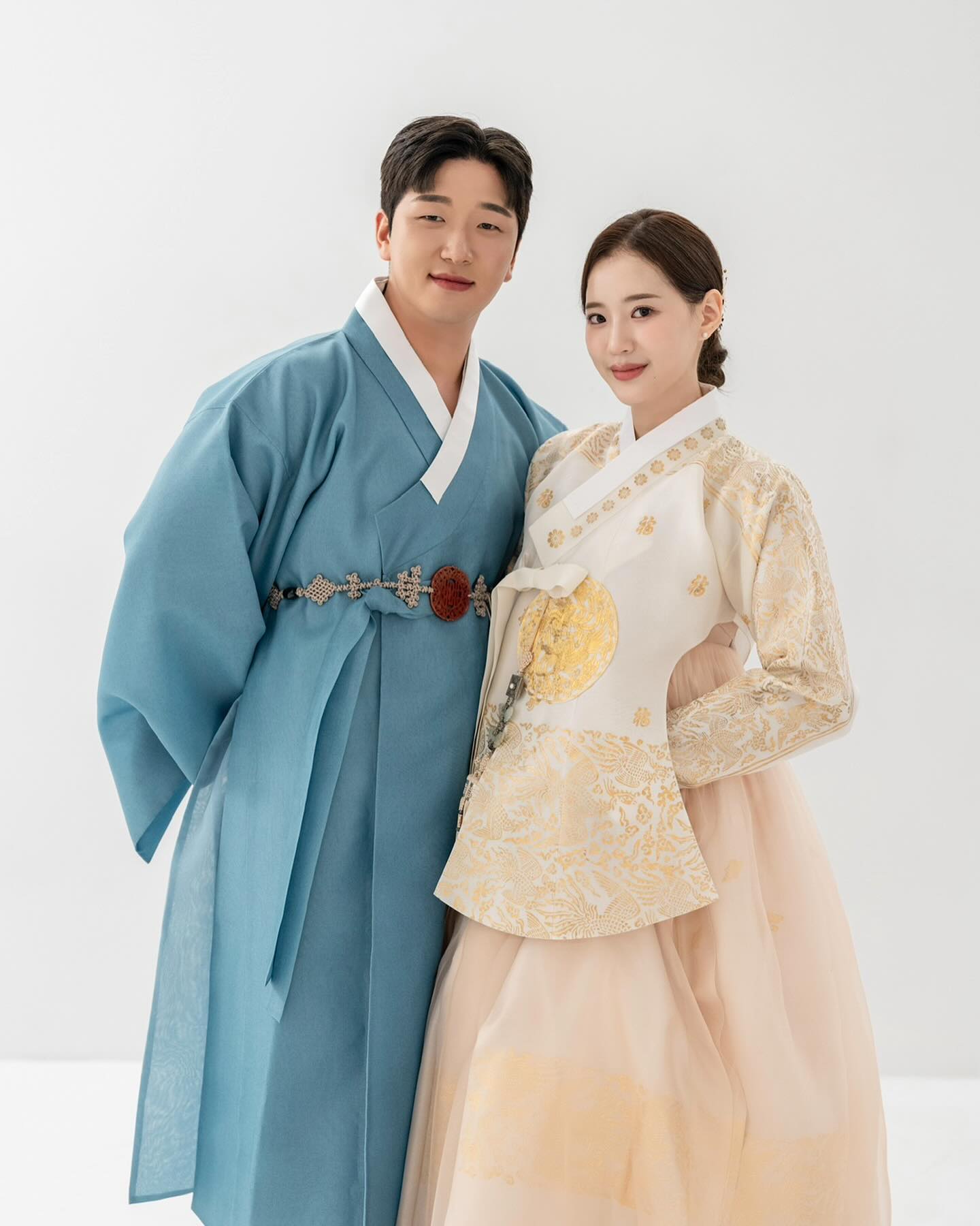 결혼준비를 하면서 유난히 깐깐하게 고른 것이 있다면 그건 바로 한복...
쇼파도 대충 20만원짜리 시킨다하고 가전 가구에는 1도 관심 없는 나
그치만 한복만큼은 매의 눈으로 관찰하면서 강남의 그 유명한 곳들도 다 맘에 안들고,,, 예전에 졸업작품도 한복이었어서 그런지 원단이든 퀄리티든 합리적인 금액인지도 엄청 따졌던 것 같다!

강남, 청담 유명한 곳들의 한복도 물론 예뻤지만, 너무나 예산초과 (당의, 금박, 화려한 것 찾아다님ㅋㅋㅋㅋㅋㅋㅋㅋㅋㅋ)였고 갈래치마 추가에 피팅비까지 있고,,, ㅠ_ㅠ 

그러다가 프로 부천러는 ⭐️금주단⭐️이라는 곳을 알게 되는데,,
처음엔 반신반의하면서 갔다. 근데 진짜 원단이고 바느질 퀄리티에, 그 어렵다는 저고리 겨드랑이 처리도 (이제 단어 기억안남 ㅠㅠ) 너무 깔끔하게 잘 되어있어서 아 여기 괜찮네...?했는데,
가격이 무슨,, 강남 가격의 반값도 안한다.. 이 퀄에 이가격? 이건 무조건이다 싶어서 바로 계약하고 나왔다.

나는 이모들이 많아 이모 4분꺼해서 4벌, 외할머니 1벌 대여
울 엄마, 시어머니 맞춤 2벌
그리고 촬영 2벌, 본식 2벌 대여. 총 11벌 맞춤 및 대여를 했는데도 강남에서 받았던 내 견적보다 훨씬 낮았다. (이게 말이되냐구!!!!??????)
물론 나는 7월인가,, 8월인가,, 금주단 확장 혜택을 받아서 더 좋게 받은 것일수도 있지만, 그동안 너무 잘 챙겨주시고,, 여러번의 방문에 여러벌 피팅 해도 힘든 내색 전혀 없으신 우리 ❤️이지혜 부원장님❤️
혹시 한복이 필요하다, 돌잔치, 결혼 등 행사 앞두고있다. 무조건 금주단 대 추천입니다... ❤️이지혜 부원장님❤️ 강추입니다!!!!!!!!!!
참고로 내가 소개해준 친구덜 다 이분한테 받구 대대대대대대대대만족중

금주단 그리고 피팅비 전혀 없음.. 갈래치마 추가 50000원? 그딴거 없음.. 그냥 피팅 실장님들 그리고 이지혜부원장님이 신나서 한겹 두겹 세겹 둘러주심... 내가 드레스를 입은건지 한복을 입은건지 잘 모르겠음!

그리구 어머니들도, 이모들도 할머니두 피팅하구 신부 드레스 입는 것 처럼 커튼 촤라락~ 하고 나오셔서 신부처럼 부끄러워하며 나름 좋아하시는 모습이 난 너무 좋았다😍

그냥 한복 아묻따 부천 금주단! 대 추천임미다..👍🏻👍🏻👍🏻👍🏻👍🏻👍🏻
결혼도 다가오고 하는데,, 센치한 마음에 사진첩 뒤적이다 한복사진 엄청 많아서,,, 너무 감사하게 그동안 잘 챙겨주셔서 주저리주저리 해봄...

#금주단 #부천한복 #한복 #한복스냅 #웨딩촬영 #웨딩한복 #부천 #한복드레스 #한복촬영 #selfie #웨딩