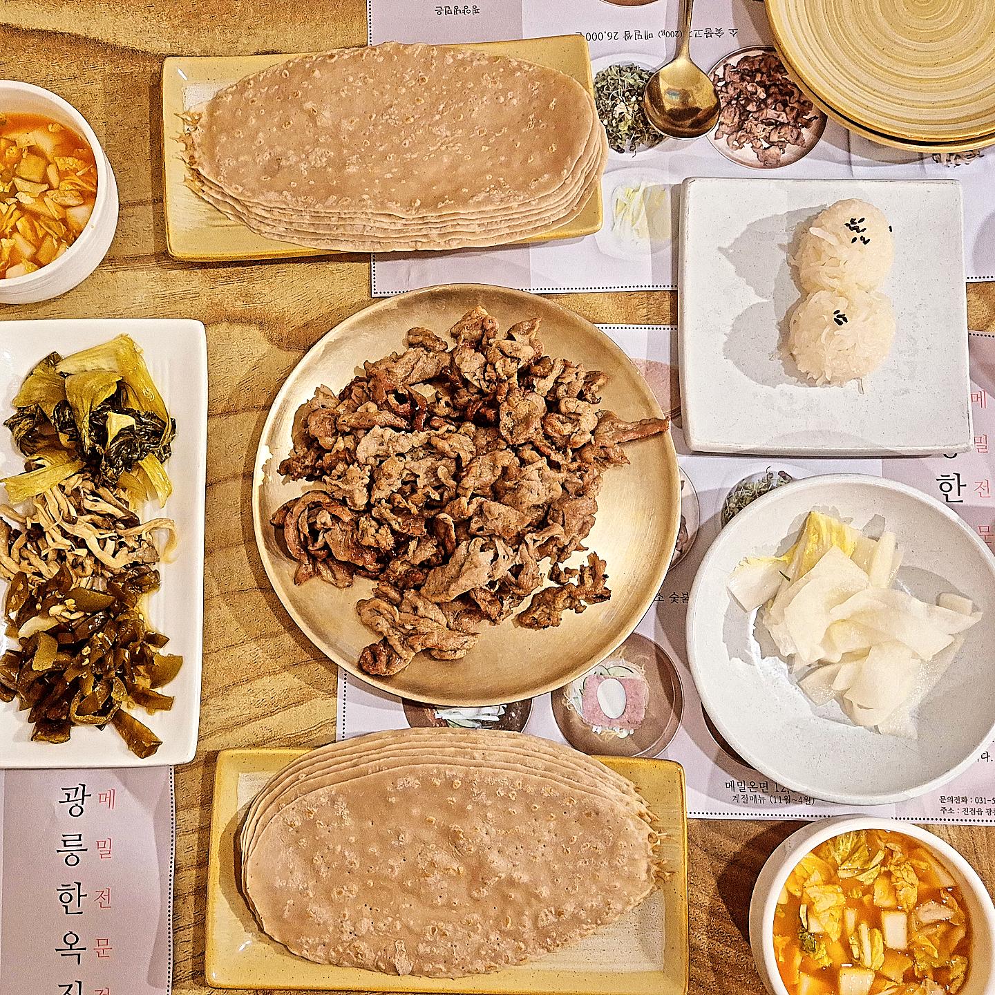 캠핑 끝나고 집 오는길

가고싶었던 식당 드디어 감

메일쌈 요거 진짜 맛나네

평양냉면은 육수가 살짝 아쉽지만
맛있었음♡

집와서 몇일 친정갈 예정이라
신랑 좋아하는 겉절이 만들어서
마음표시♡
#광릉한옥집 
#광릉맛집