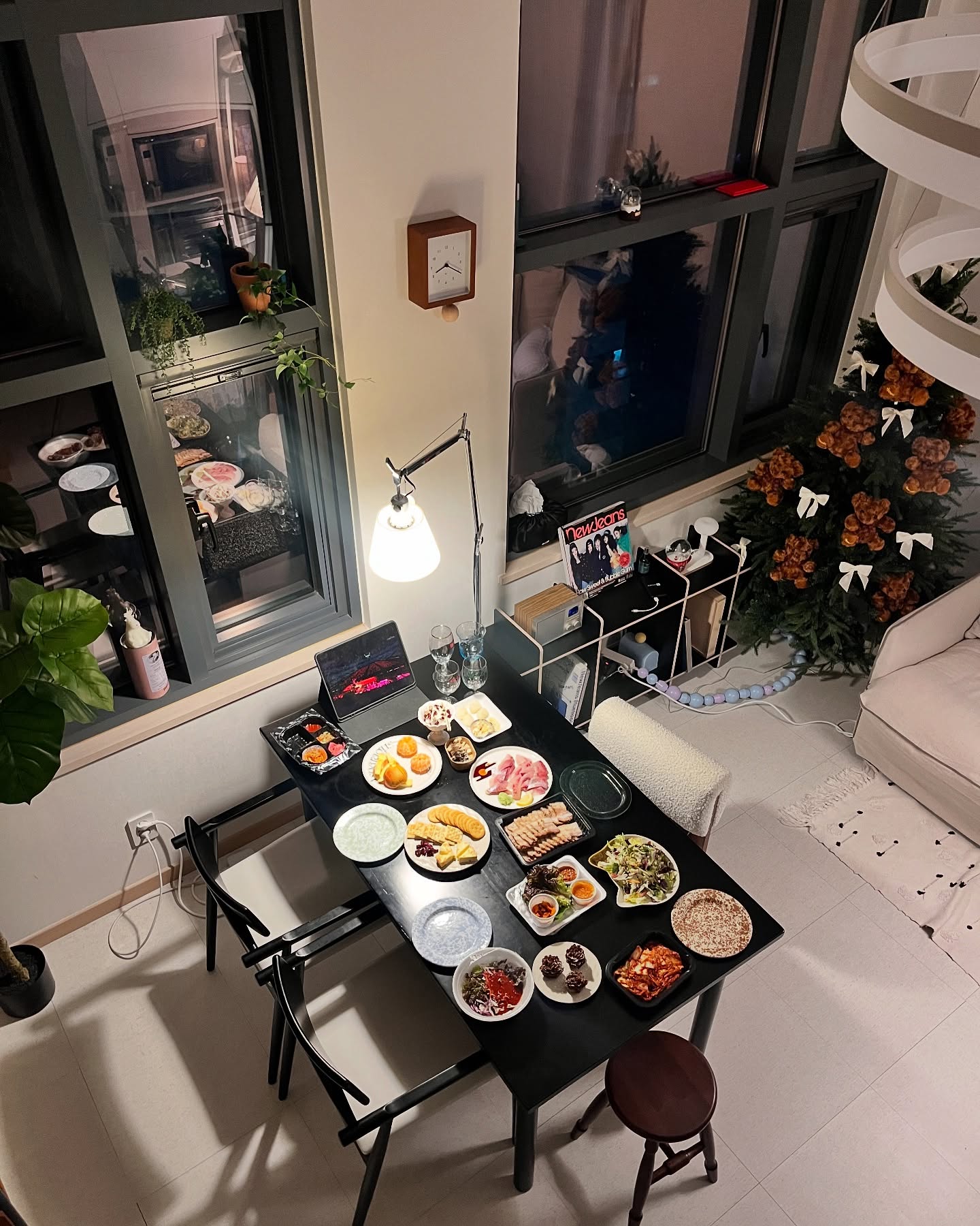 크리스마스 홈파티🎄이 집에서 보내는 마지막 홈파티가 될 것 같아서 트리도 예쁘게 꾸미고, 홈파티 준비도 열심히 해봤어요! 반짝이는 트리와 따뜻한 분위기 덕분에 한 해 동안 있었던 일들을 떠올리며 감사한 마음이 가득해졌답니다. 올해도 열심히 달려오느라 수고 많으셨어요! 모두 행복하고 따뜻한 크리스마스 보내시고, 다가오는 새해에는 더 좋은 일만 가득하시길! 연말 마무리 잘하시고, 메리 크리스마스~♥️