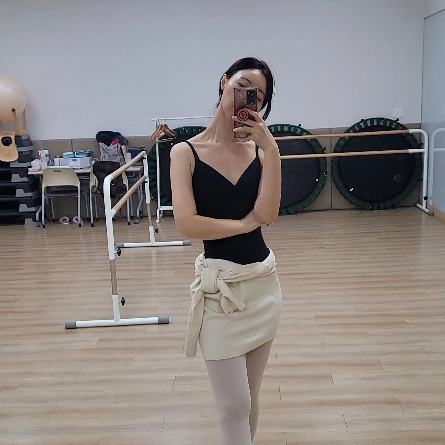 #오운완 
오늘도 발레🩰🩰.
발레 스커트 안가져 와서 입고 온 니트 쑥 내렸는데 따듯하고 괘안네.
.
지금은 통통이랑 환상의 세계속으로.
.
.
