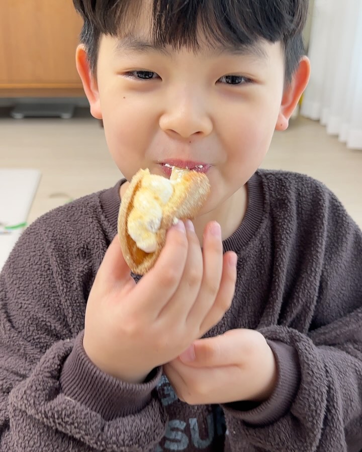 다이어터라도 빵은 못참지 ㅋㅋㅋㅋ
어릴적부터 좋아하던 청주 오믈렛😋
청주 갔다가 있길래 사왔는데 역시나 잘묵네 ㅋㅋㅋ

#청주오믈렛