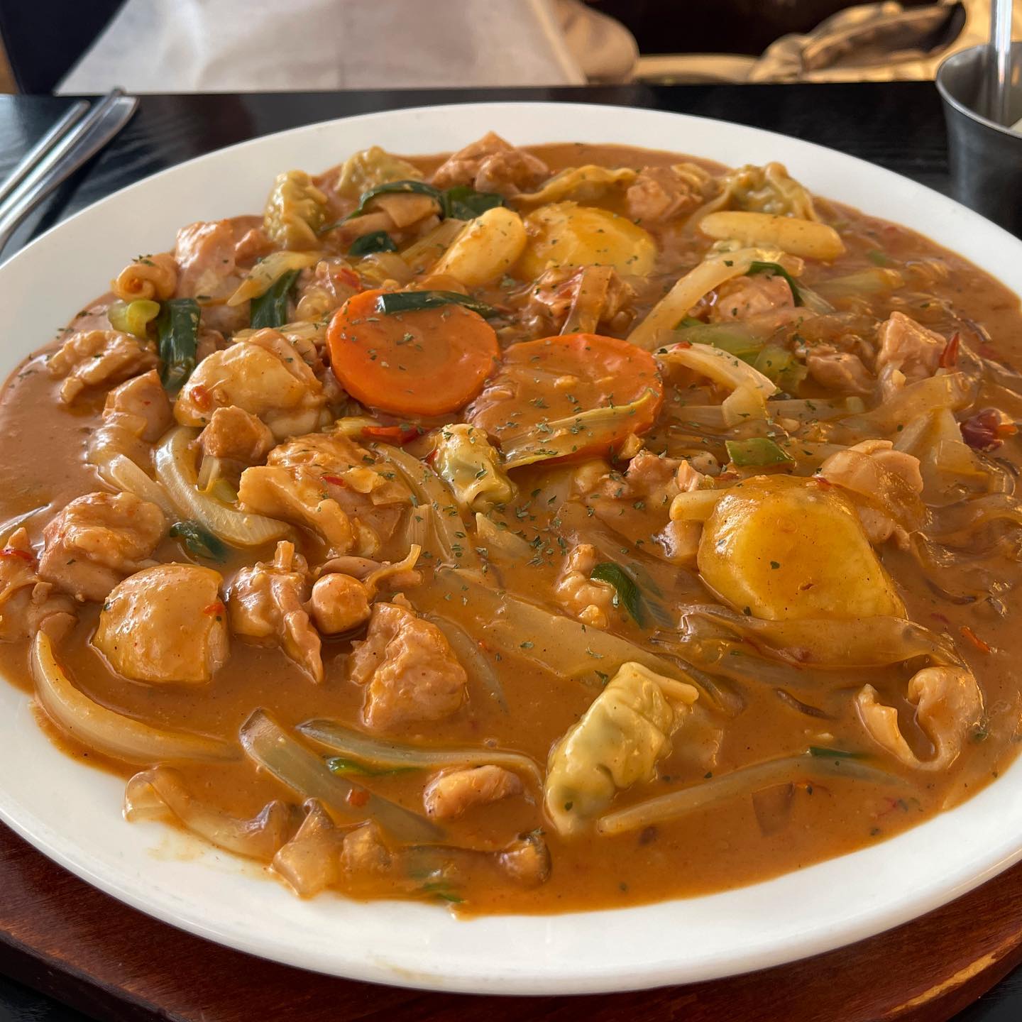 #달도리찜닭#포항시내맛집#포항맛집#포항찜닭#포항달도리찜닭#찜닭#포항찜닭맛집

이 글은 리뷰노트를 통하여 본 업체에서 제품 및 서비스를 제공받아 작성된 글 입니다

오늘은 제가 평소에도 자주 가던
찜닭맛집 달도리찜닭에 왔어요!
원래 상호명이 죠스찜닭이었던걸로 기억하는데 바꼈더라구요?!

평소엔 카레찜닭을 즐겨 먹었는데
크림로제찜닭이 있길래 오늘은 그걸로 먹어보았어요

매운맛+물만두사리 추가+납작당면+2인분,참치밥도 같이 시켰어요!

매운맛이지만 크림로제라 그런지 전혀 맵지 않고
즐기며 먹을 수준이였어요🤤

양도 2인하니 둘이서 배부르게 먹을 양이였어요🤍
밥이랑 조합이 매우 좋으니
밥 종류도 같이 시켜드셔요‼️

중앙상가에 위치해 있어 접근성이 좋아요!
다양한 사리가 많고 좌석도 넓고
무엇보다 맛있는❤️
달도리찜닭 다들 드셔보셔요

✔️주소: 경북 포항시 북구 중앙상가3길 19 2층

📞연락처: 0507-1322-3902

⏰월~수/금~일 11:00-21:00
브레이크타임 14:30-17:00
라스트오더 20:30

✨카레찜닭 맛있어요!
마지막 사진은 귀여운 남자칭구🥰