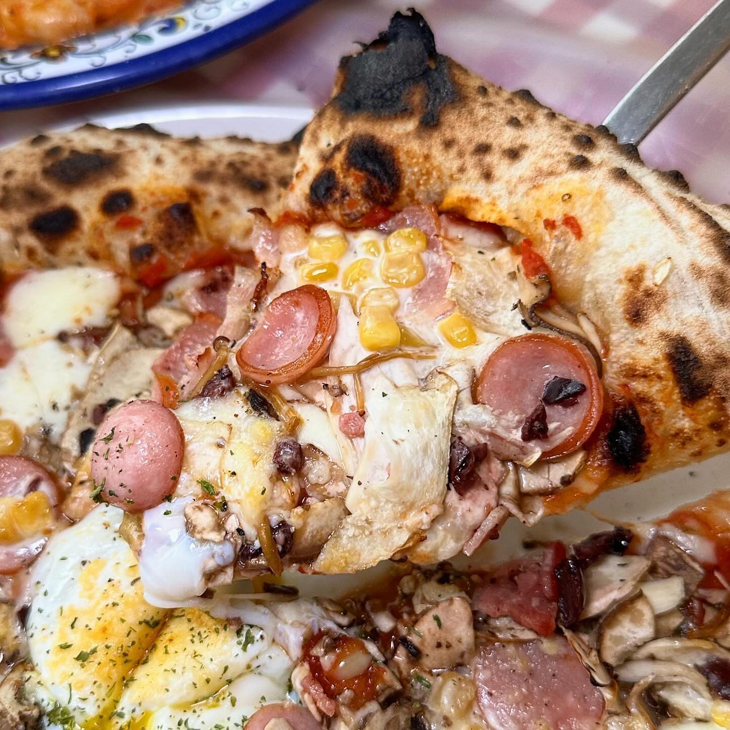 🐽 283번째 메뉴 : 혜화역 핏제리아오 

블루리본 8개 받은 혜화 맛집 중의 맛집
핏제리아오 피자, 파스타 안먹어본 사람 ‼️
데이트맛집, 혜화맛집으로 손색 없는 #핏제리아오

요즘같이 날씨 좋은 날에 테라스에서 먹으면
세상 부러울 것 없는 분위기를 느낄 수 있어요 👍

강식당에도 나오고 워낙 맛집으로 유명한 곳이라서
매장 안에 사람들이 많더라구요 👩‍❤️‍👨
웨이팅 시 매장기계로 예약등록을 하면 되고
대기석도 마련되어 있었어요-! 

🏷️ 까프리쵸사
제대로된 숙성도우, 화덕피자를 먹을 수 있는 곳이예요
맛있는 베이컨, 소세지에 계란 노른자의 고소함과 
중간중간 느껴지는 매콤함이 더해져서 완전 조화로워요
다양하고 푸짐한 토핑을 먹고 싶다면 추천 !!! 

🏷️ 감베리 로제 크레마
이제껏 먹은 로제파스타는 잊어버릴 정도로
부드러운 로제소스를 좋아하신다면 무조건 호!!!
통통한 새우도 넉넉히 들어있고 
소스까지 남김 없이 먹은 메뉴예요 🍝🍝

🏷️ 리코타 샐러드
매장에서 매일 직접 만든 신선한 리코타치즈랑 
채소, 견과류를 먹을 수 있는 메뉴 ! 
샐러드 옆에 도우튀김도 같이 나오는데, 
이게 진짜 별미 중에 별미예요 
달달한 쫄깃한 꽈배기 같아서 넘 맛있게 먹었어요👍

🌠 가게 : 핏제리아오 대학로본점
🌠 주소 : 서울 종로구 동숭길 86 2, 3층
🌠 영업시간 : 매일 11:30 〰️ 22:00