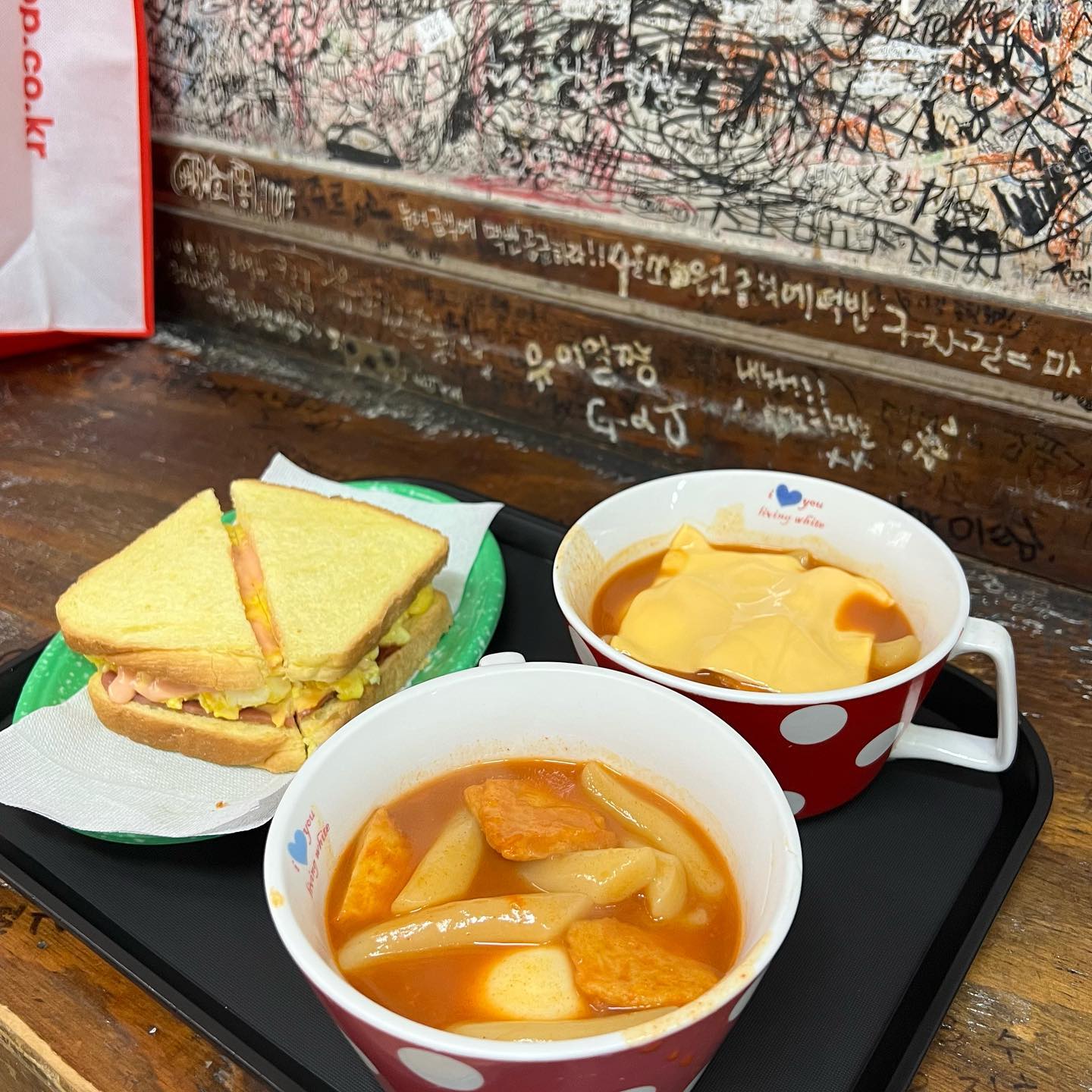 🍽️

이거 먹고 싶어서 대전 날아갔다 옴
평소에 국물떡볶이 넘 좋아해서
떡이랑 국물이랑 퍼먹는거 좋아하는데
여기는 딱 학생들이 좋아할 맛이었다
떡볶이도 맛있었는데 토스트도 존맛
배터지겠는데도 다 먹고 옴🤤

#신혼부부 #떡반집