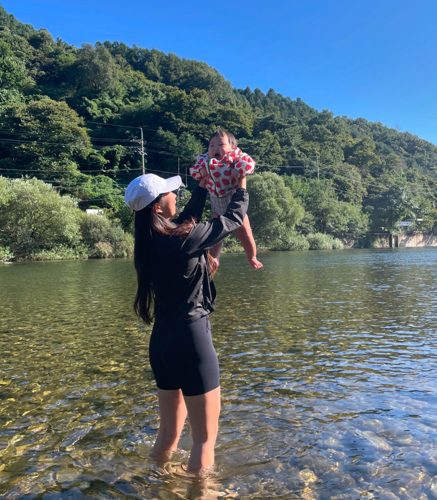 높이높이 들어줄께, 그러려고 운동해🏋🏽‍♀️
높이 올라가면 꺄르르 소리내며 웃는거 계속 보고싶어
찬 계곡물에 발만 잠깐 닿게하려고, 스쿼트 연습해
차가워서 으허~ 소리 내는거 또 듣고싶어 (귀여워..)

아기랑 여행가면 짐은 많지만, 새로운 모습을 발견해서 좋아요!
지난주말에 가평다녀왔는데 이번주엔 재밌게 부산 다녀오자🚅
아기랑.. 부산가서 맛있는거 뭐 먹어야할까요🥹
숙소에서 이재모피자 먹어야하나🤣🤣