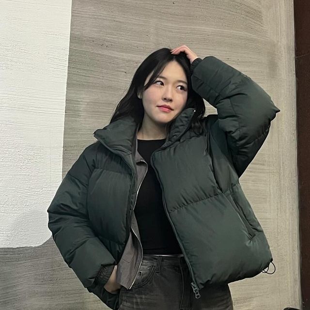 빈이🎀 on Instagram: "#광고 힙한 패딩 생겼는데 볼 사람~ 🤭🤭 완전 MZ템인 @standarderror_official 의 📍87-STAN020 에센셜 하이넥 숏패딩 점퍼 저의 픽은 딥그린 컬러에요 ˃̶͈̑◡˂̶͈̑ 하나만 툭