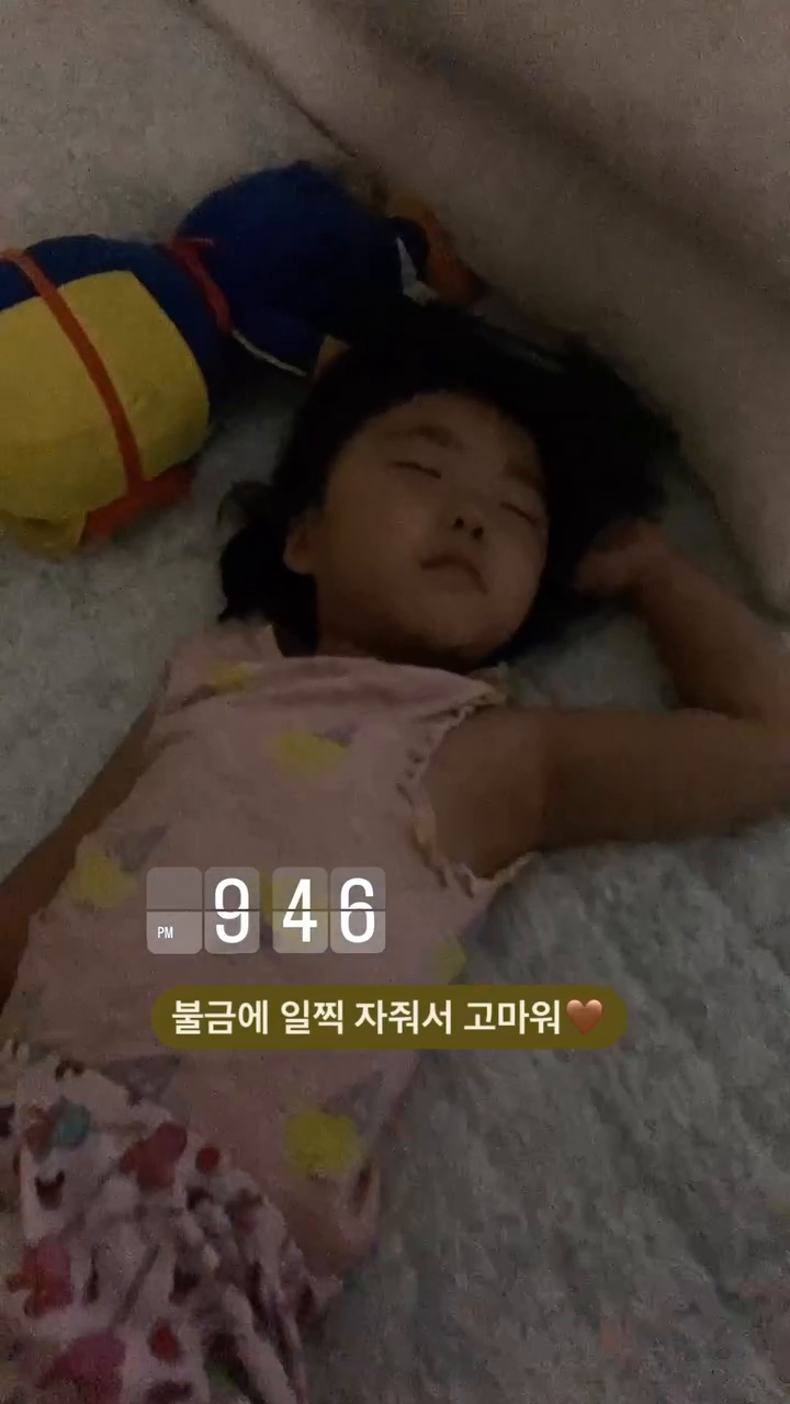 🌝
소풍 다녀와서 그런가봐요..
보통 금욜에는 이상하리만치 늦게 잤거든요

ㅋㅋㅋㅋㅋㅋㅋㅋㅋㅋㅋㅋㅋㅋㅋㅋㅋ
하여간 고맙네요,

거기다 선뀨도 잠들어서 되게 혼자사는 집 같아서
더 좋으네요 🤝

#42개월따님 #릴스타그램 #유행릴스 #일상소중함 #릴스초보맘 #뱀띠엄마 #돼지띠딸🐷