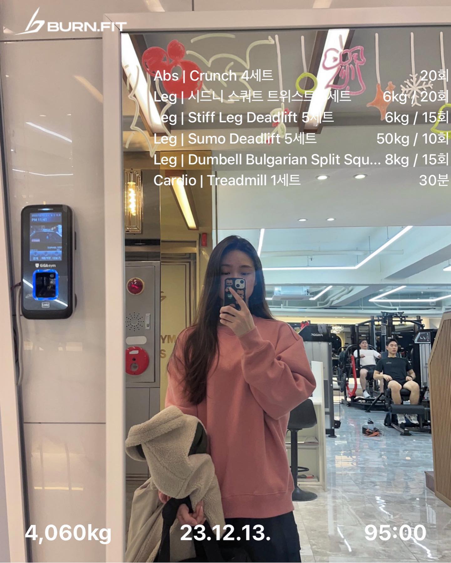 야근~도시락 다 챙기고 느즈막히 센터 도착!
너무 오랜만인지,. 스모데드가 몸 기울기가 이게 맞던가 덤벨중량을 한쪽기준으로 했던가 가물가물 했다 💦
그런데도 어찌저찌 했는데 심박수 170까지 올라가서 심장 두근두근 거렸다 .
스플릿도 예전에 하던 8키로로 했는데 약해진 나에겐 아직 무리인 것 같아서 다음엔 6키로로 5셋트 꼭 채워야지 

뒤집어졌던 피부가 쪼오금씩 회복되고 있다
비타민앰플이랑 요새 가끔 콜라겐을 챙겨먹는데 이거때문인가…? 피부장벽에 좋다는 크림이며 재생크림도 소용없었는데 신기해 😘
이번주 일요일까지 몸무게 1자리꼭 보고야 말겠다!