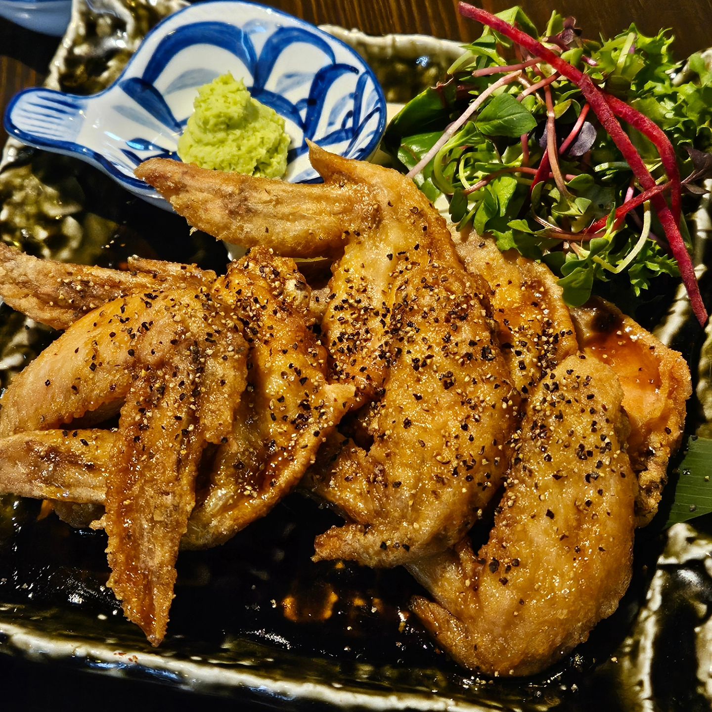 종로에서 찾은 맛도리 이자카야 토리고야💗

종각역에서 5분거리라 위치 최고!!!

4층까지 쓰는 이자카야라 자리도 넓고 
다양한 메뉴가 있어 고르는 맛도 쏠쏠한 곳이에요😇

제가 고른 메뉴는 테바사키와 스지나베!

여기 테바사키 맛집이에요..
달달한 소스에 바삭한 튀김 조합이 미쳤구 후추맛 낭낭
와사비까지 올려먹으면 개운 그자체🤍

스지나베도 고기가 갈비살인지 엄청 부들거려요
국물도 녹진하고 숙주가 푸짐하게 들어있어서 안주로 최고!!

📍위치
서울 종로구 우정국로2길 36

🕑영업시간
매일 16:00 ~ 5:00
라스트오더 4:00

🍲메뉴
테바사키 18,000
스지나베 32,000

#쩝쩝이_종로 #토리고야 #종로 #종로맛집 #종로데이트 #종로술집 #종각맛집 #먹방스타그램 #먹스타 #먹팔맞팔 #먹스타맞팔환영 #먹팔