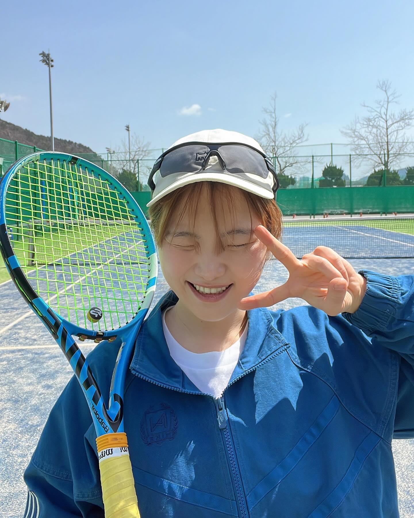 #협찬

해가 쨍쨍한 평일 점심시간
테니스 치러 왔어요!!
눈을 찡그리며 테니스 치는데 다비치 선글라스쓰니깐
눈이 너무 편했어요
한국인 얼굴에 맞춰진 아시안핏이라 흔들리지도 않고 자유롭게 사용할 수 있어서 좋았어요👍👍

운동할 때 쓰기 좋은 선글라스 발견🫶

#DAVICH #SEERIES #DAVICHSEERIES #다비치시리즈 #SEERIES선글라스 #선글라스 #고글 #고글선글라스 #가성비선글라스 #변색고글 #편광고글 #스포츠 #필수템