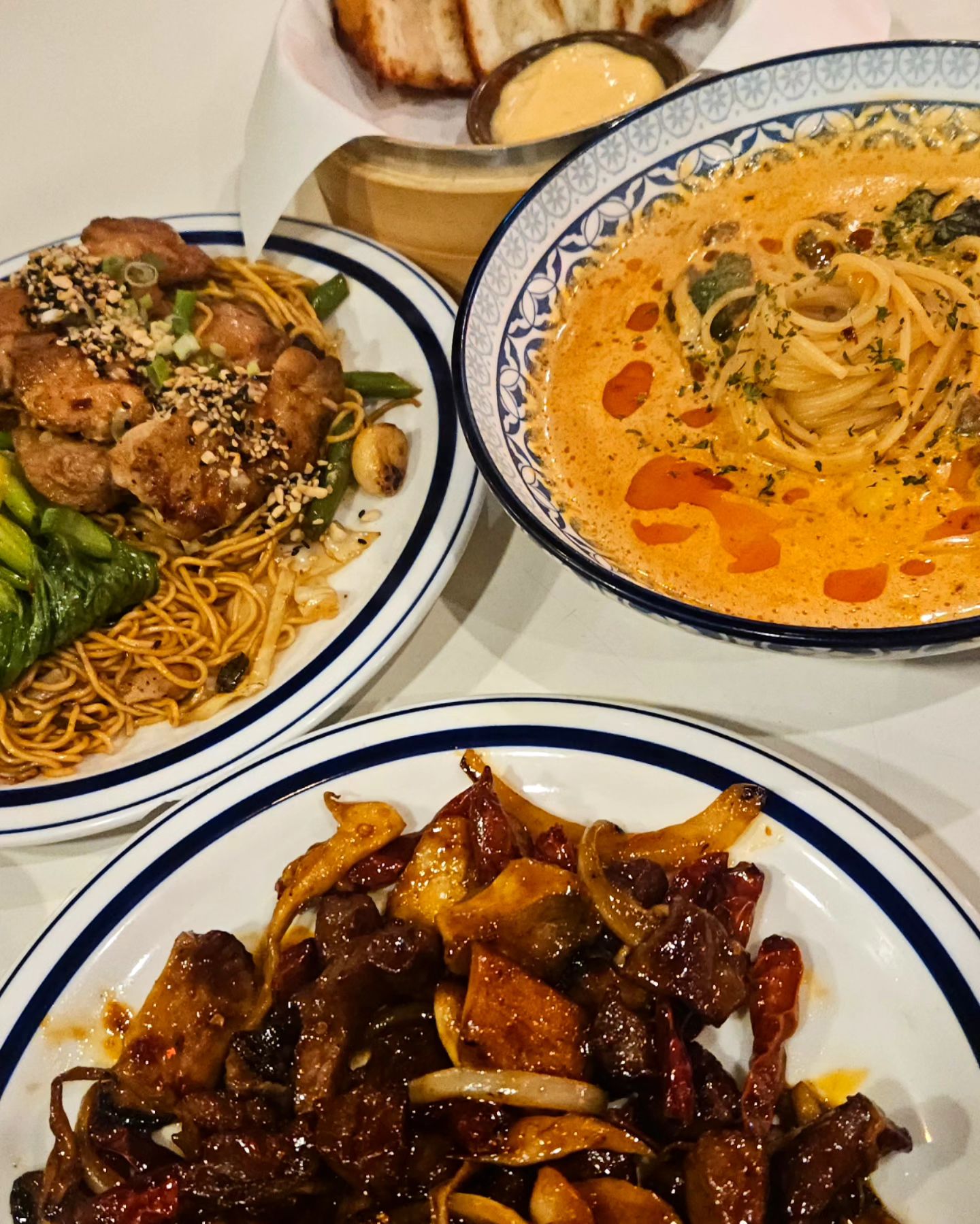 홍콩파스타가 맛있는 #강남역구구당
친구들과 강남역에서 저녁먹기루해서 여기저기찾아보다가 만장일치로 픽해서가게된곳!

아시안음식은 대체로 좋아하고 마라,고수 등 향신료있는 음식도 잘먹어서 정말맛있게먹고왔어요!

홍콩파스타기대많이했는데 저는 오히려 치킨 차오멘이 넘넘취향이었어요. 차오멘과 홍콩스테이크 먹구 자극적이면 홍콩파스타먹고 눌러주니 궁합이아주굿!

식전빵처럼 꽃빵이나오는데, 꽃빵과 공기밥은 무제한이라고하니 올려먹고 비벼먹고 배터지게 즐길수있어요😇

☞구구당
*홍콩파스타 18,900
*치킨 차오멘 18,900
*홍콩 큐브스테이크 23,900
*멘보샤 4p 8,900