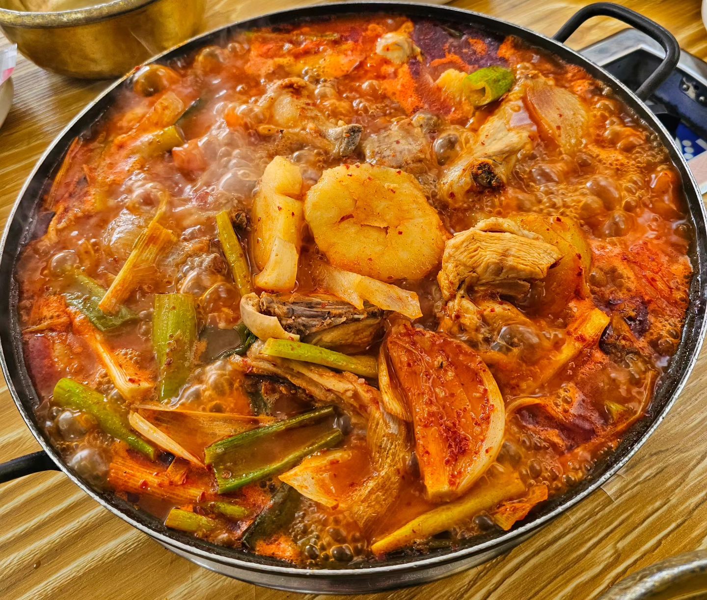 청주 찐맛. 토종 닭볶음탕 맛집🔥

📍 [두메산골] : 충북 청주시 상당구 영운천로 157

닭볶음탕은 고기가 
탱글 쫄깃해서 너무 맛있음 ㅜㅜ

국물은 매콤 칼칼하면서 깔끔하고
감자도 큼직 큼직 하고 푹익어서 존맛 🔥

닭볶음탕이랑 먹다보면
그냥 밥 2공기 순삭 바로 가능 

여기 닭볶음탕도 맛있는데
자연산 버섯찌개도 진짜 존맛이라 진짜 추천.. 꼭 가세여 🔥

#닭도리탕#닭도리탕맛집#닭볶음탕#청주닭볶음탕맛집#청주닭볶음탕#청주시#충북#충북맛집#용정동#용정동맛집#충북맛집추천#청주#청주맛집#충북#대전#청주맛집추천#좋아요#오늘도묵지_청주#닭볶음탕#청주두메산골#두메산골#두메산골집