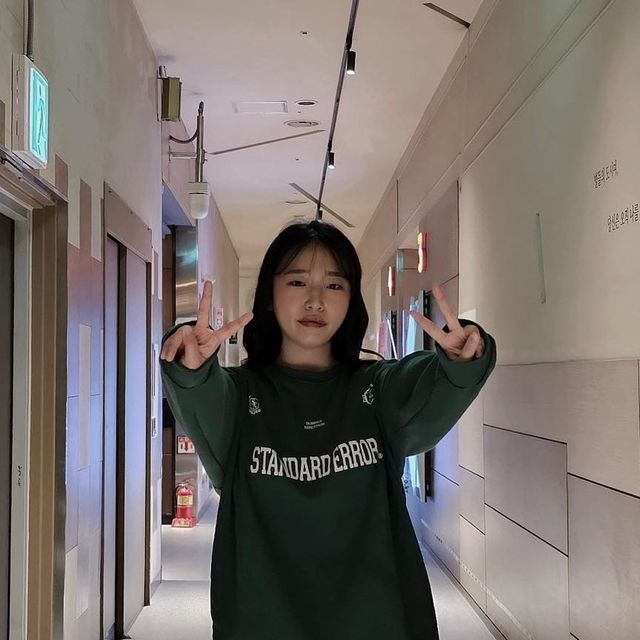 김은둥 on Instagram: "#협찬 @standarderror_official 딥 그린색이라 차분하고 깔끔해 보여서 너무 예쁜 스탠다드에러 맨투맨 텐터 덤블 워싱으로 빨래에도 튼튼해서 막 입는 제게도 가성비 최고였어